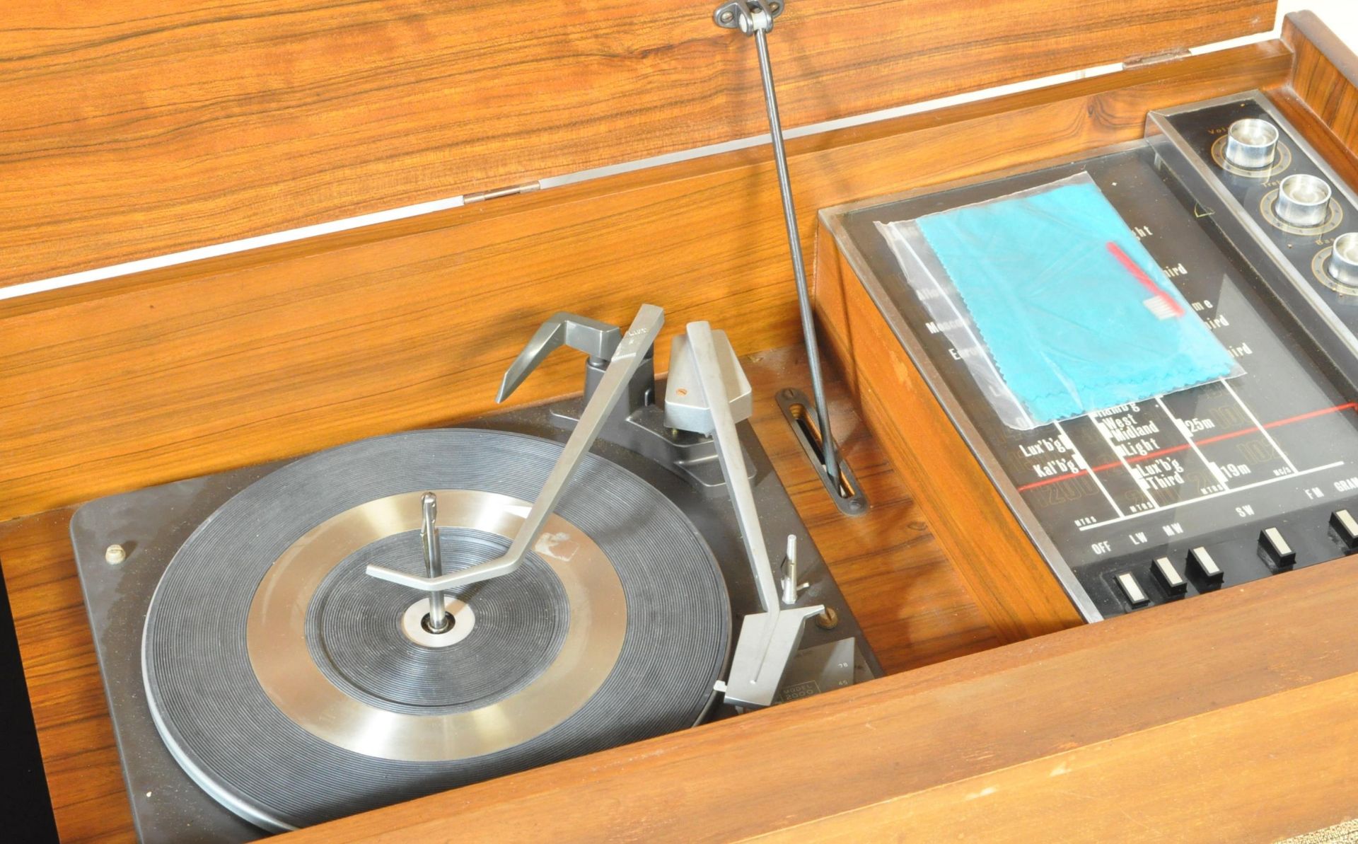 RETRO VINTAGE MID 20TH CENTURY RGD CASED VINYL PLAYER - Image 4 of 5