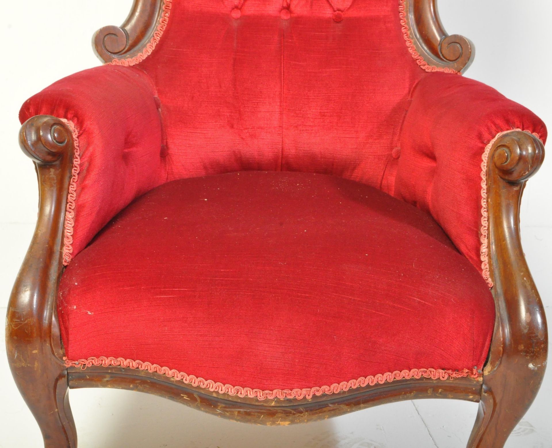 A VICTORIAN MAHOGANY UPHOLSTERED LIBRARY ARMCHAIR - Bild 4 aus 6