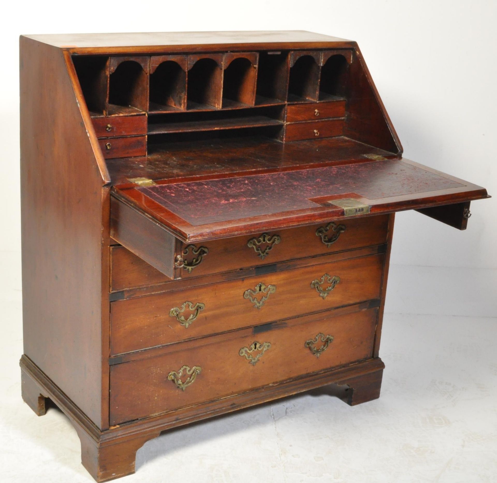 A GEORGE III MAHOGANY INLAID FALL FRONT WRITING BUREAU - Bild 4 aus 8