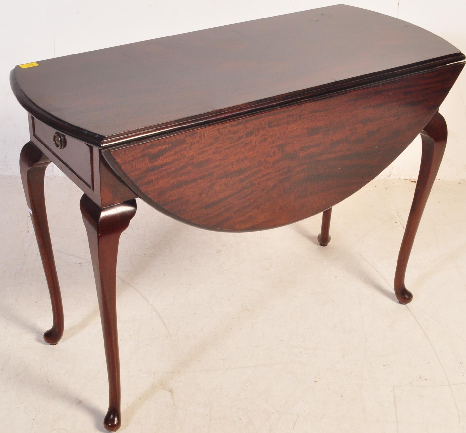 20TH CENTURY QUEEN ANNE REVIVAL AFRICAN MAHOGANY DINING TABLE & CHAIRS - Image 7 of 11