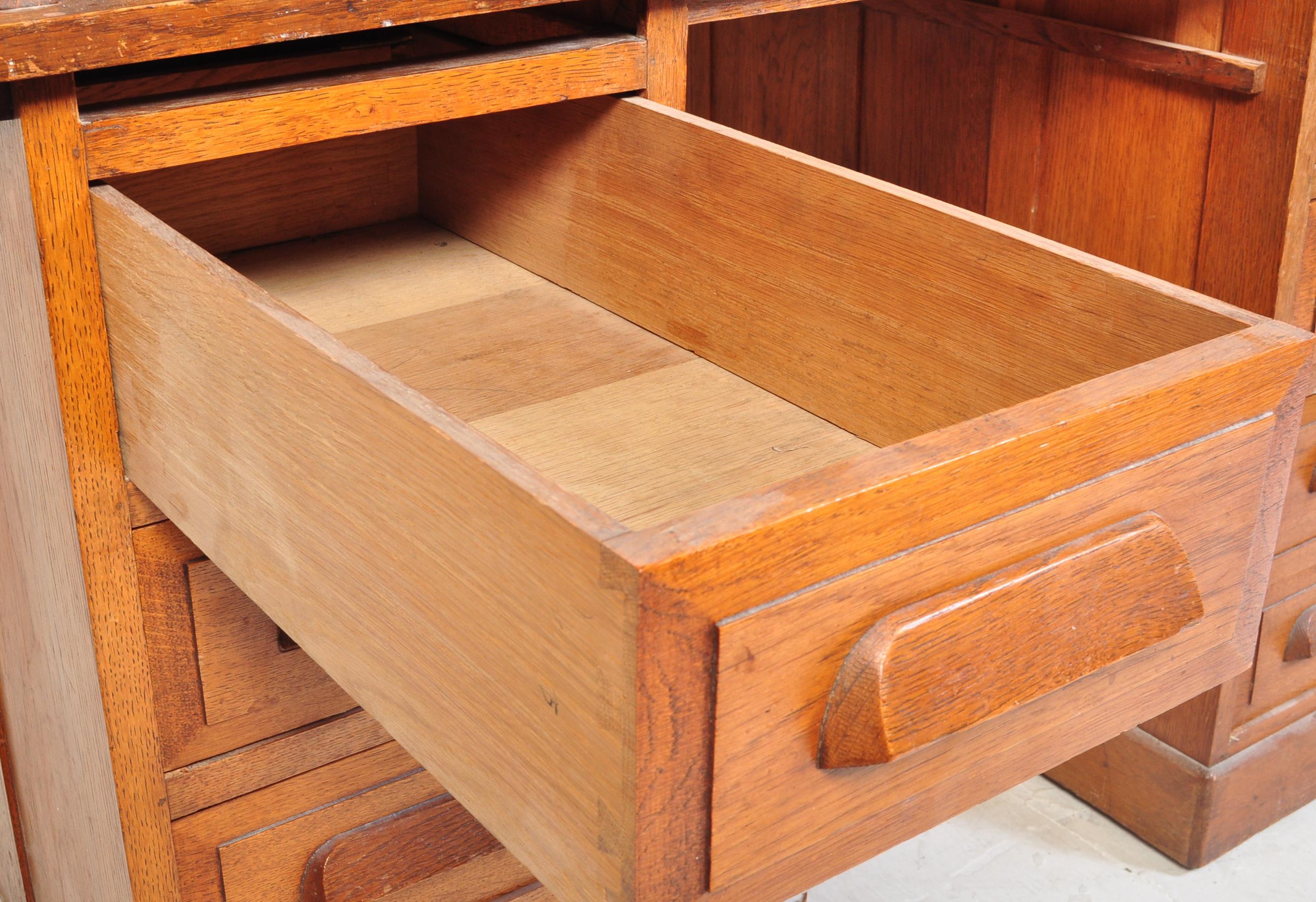 EARLY 20TH CENTURY 1920S TAMBOUR FRONTED OAK ROLL TOP TWIN PEDESTAL DESK - Image 4 of 4