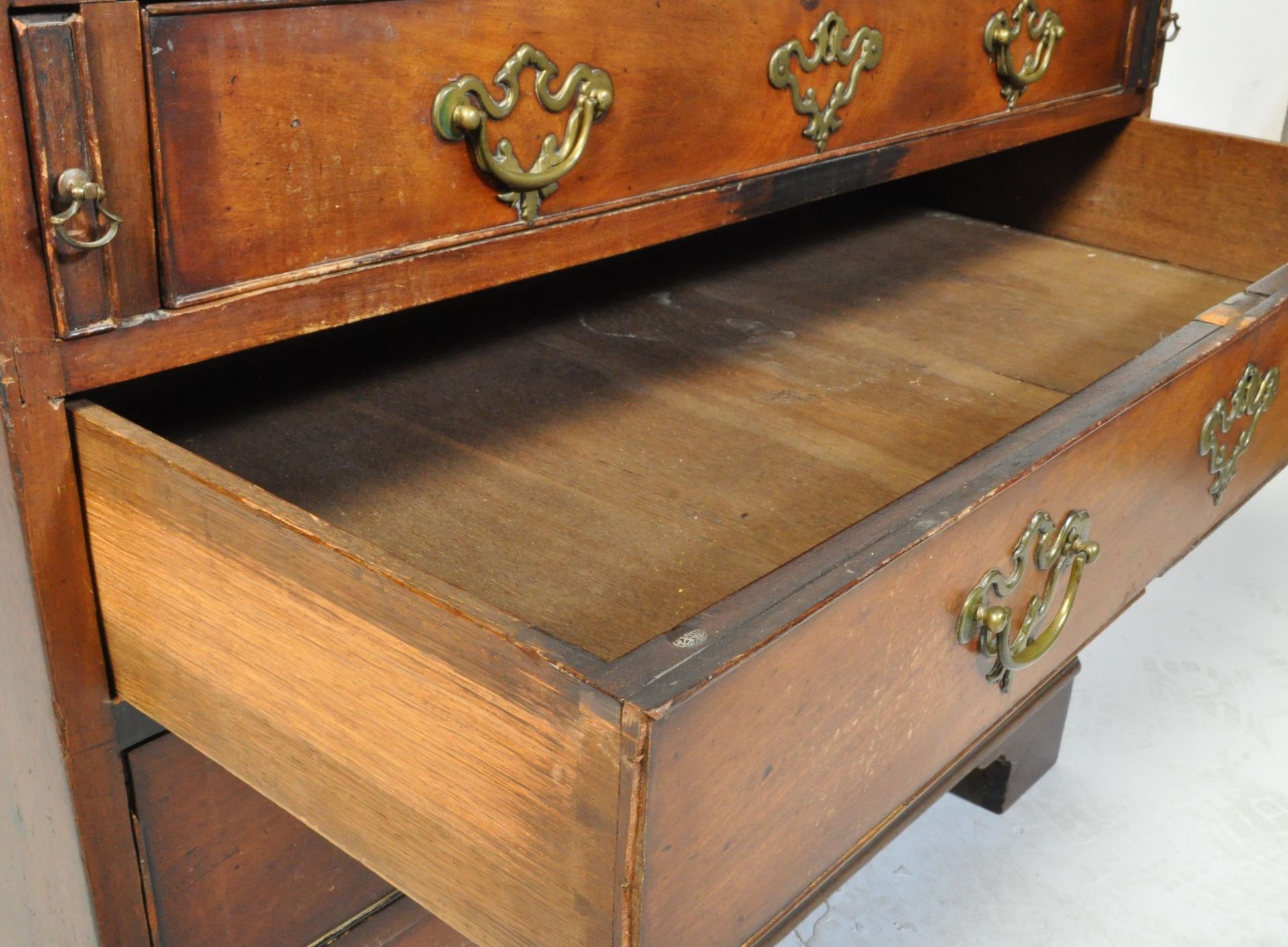 A GEORGE III MAHOGANY INLAID FALL FRONT WRITING BUREAU - Bild 7 aus 8