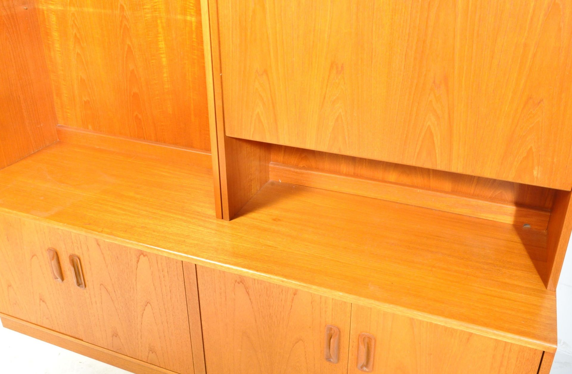 MID CENTURY RETRO TEAK WOOD HIGHBOARD - DISPLAY SIDEBOARD - Image 6 of 9