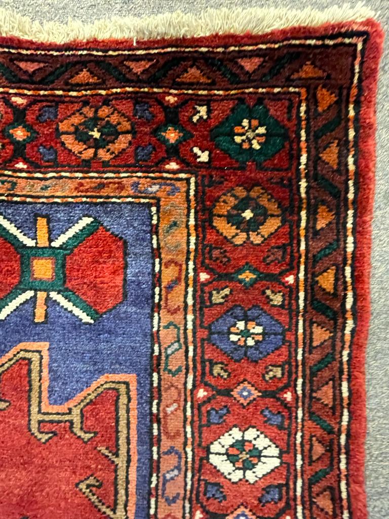 VINTAGE 20TH CENTURY PERSIAN ISLAMIC HAMADAN RUG - Image 4 of 4