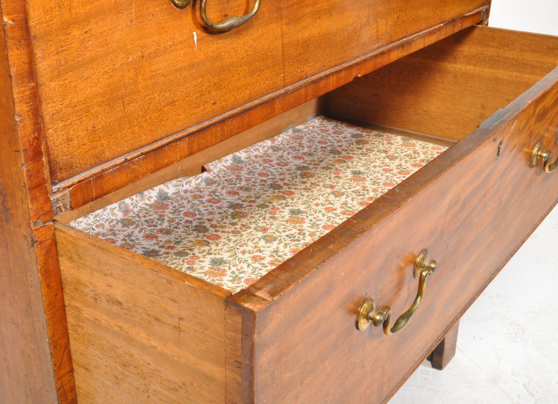 A GEORGE III MAHOGANY CHEST OF DRAWERS - Bild 7 aus 9