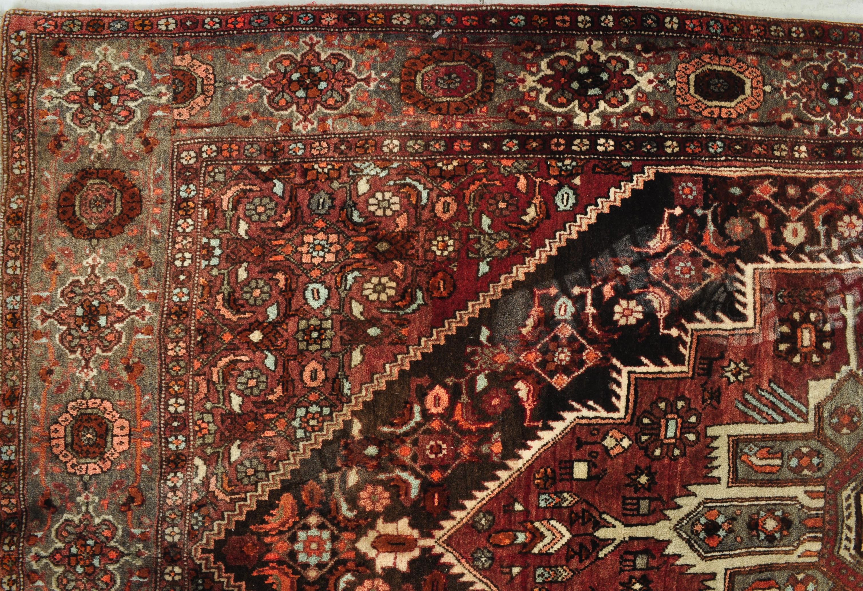 MID 20TH CENTURY PERSIAN ISLAMIC THICK PILE RUG - Image 5 of 6