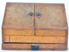 A VICTORIAN 1930S OAK CASED DESK TIDY