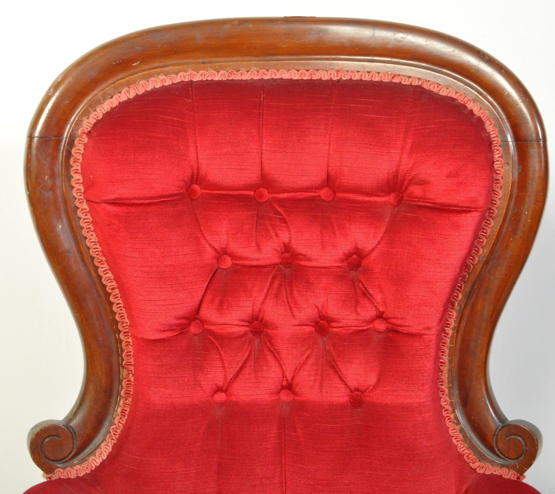 A VICTORIAN MAHOGANY UPHOLSTERED LIBRARY ARMCHAIR - Bild 3 aus 6