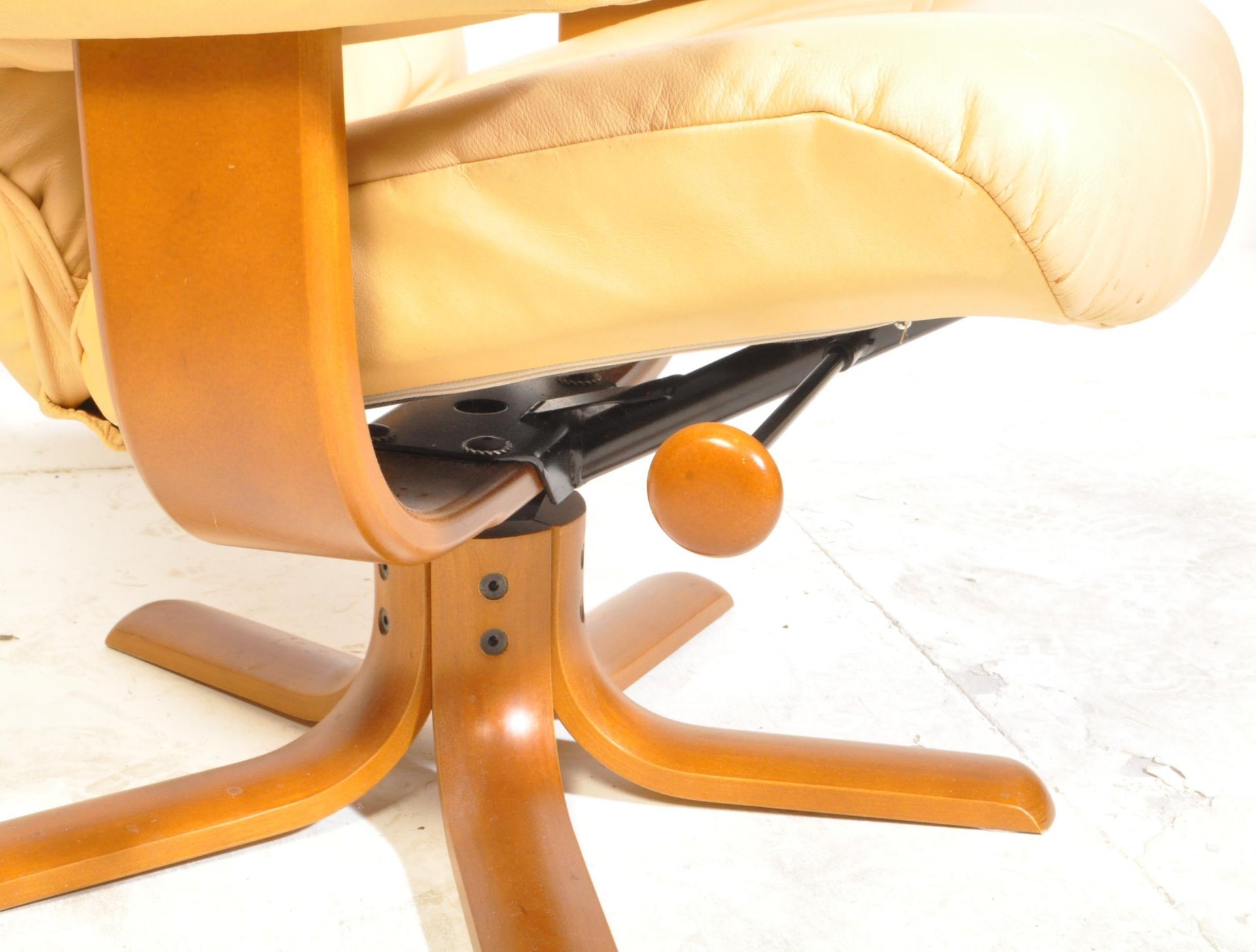 EKORNES STRESSLESS STYLE LEATHER ARMCHAIR & STOOL - Image 7 of 9