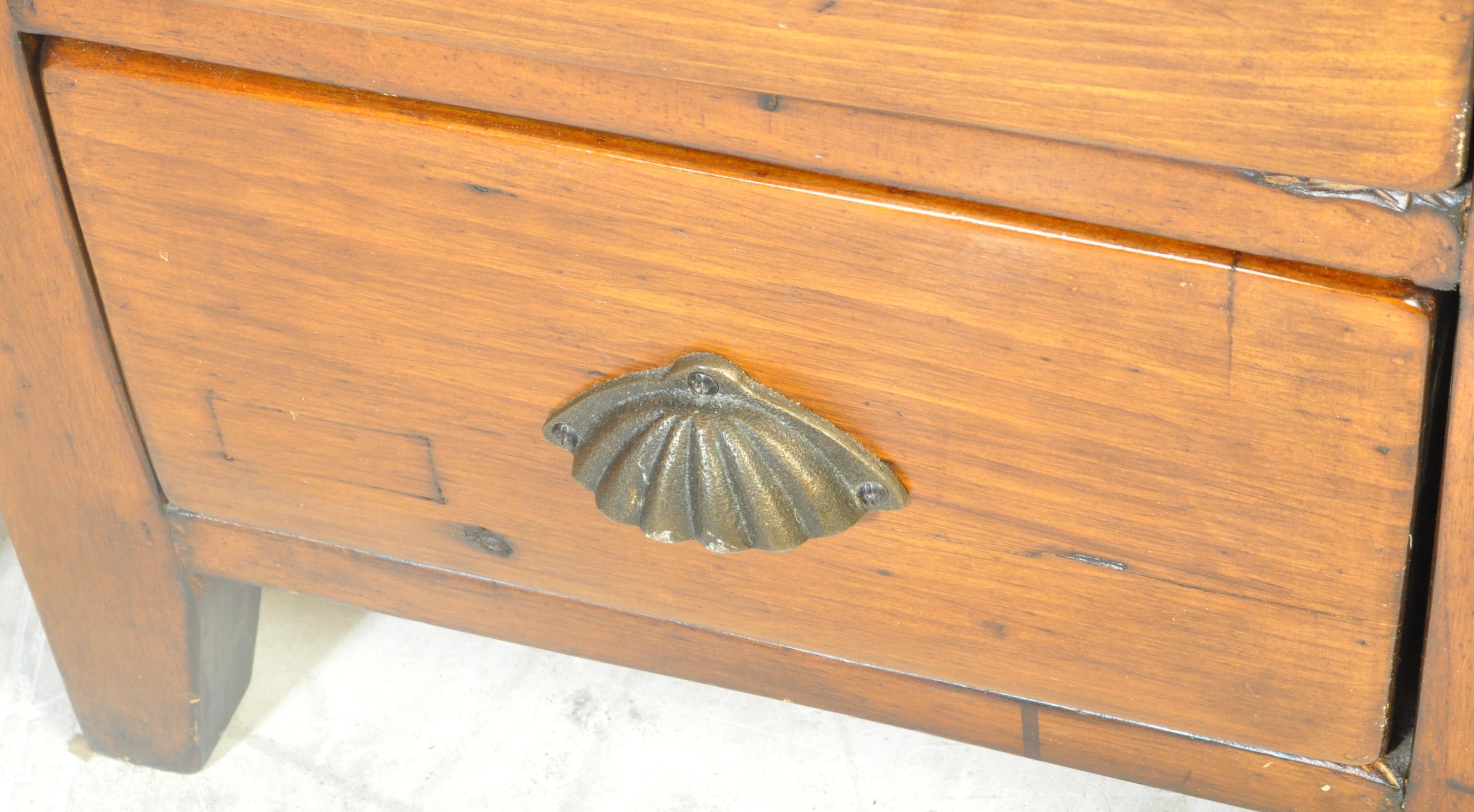 IRISH COAST PAIR OF HARDWOOD BEDSIDE CHESTS OF DRAWERS - Image 4 of 7