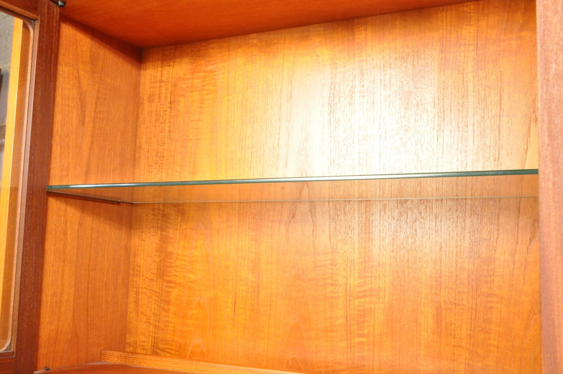 MID CENTURY RETRO TEAK WOOD HIGHBOARD - DISPLAY SIDEBOARD - Image 3 of 9