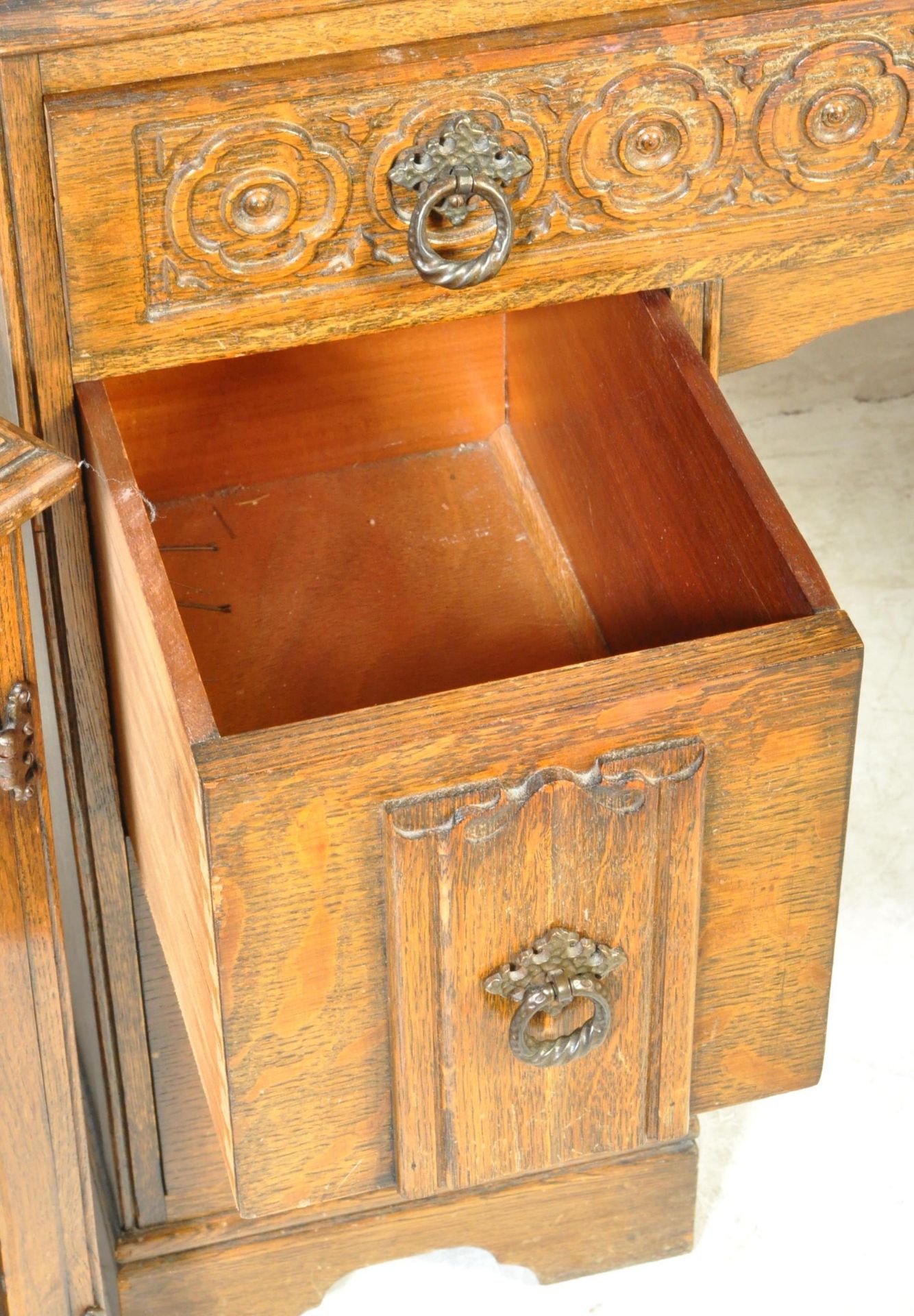 VINTAGE JACOBEAN REVICAL OAK DRESSING TABLE & BEDSIDE CABINETS - Image 5 of 6