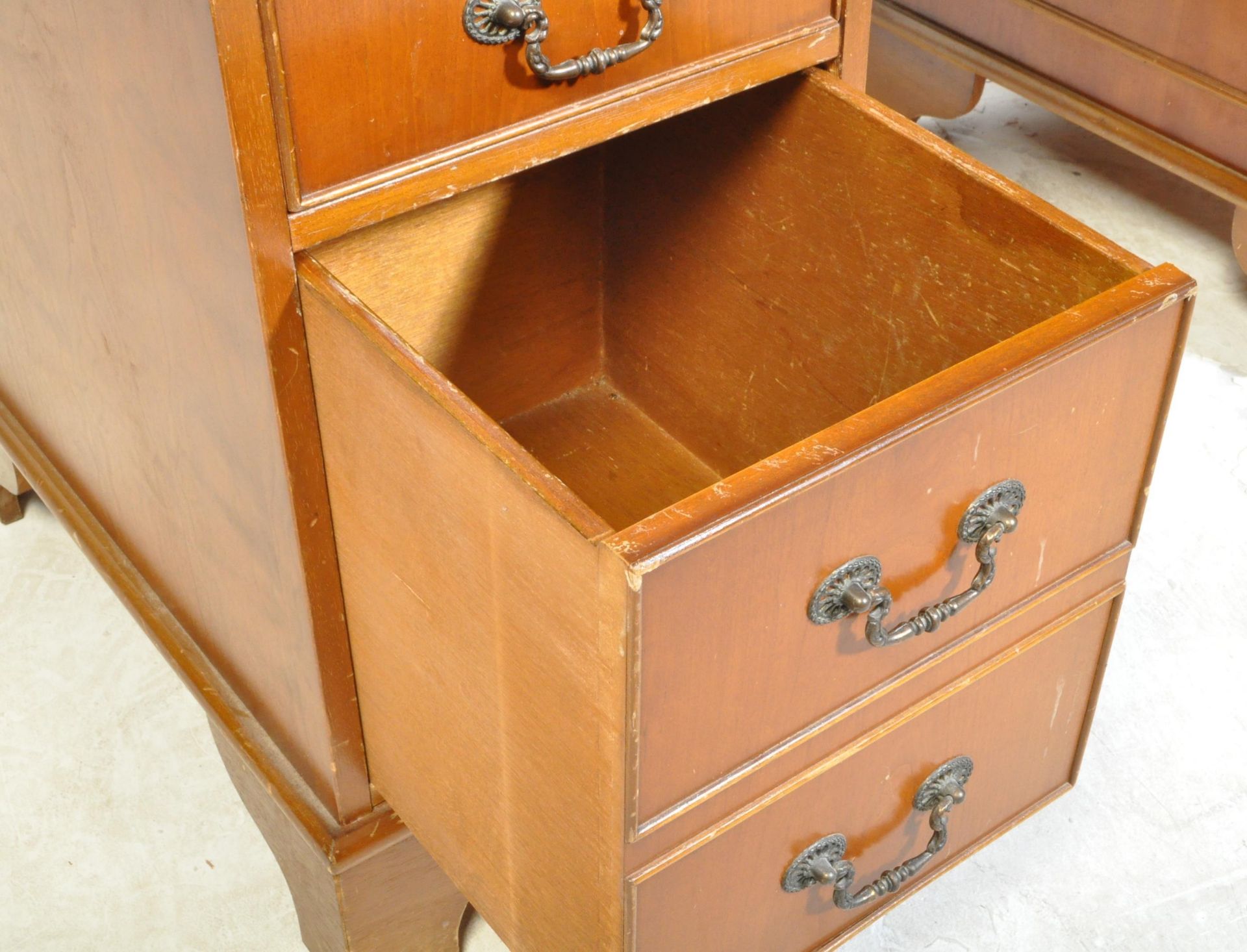 19TH CENTURY REVIVAL YEW WOOD TWIN PEDESTAL LEATHER DESK - Bild 7 aus 8