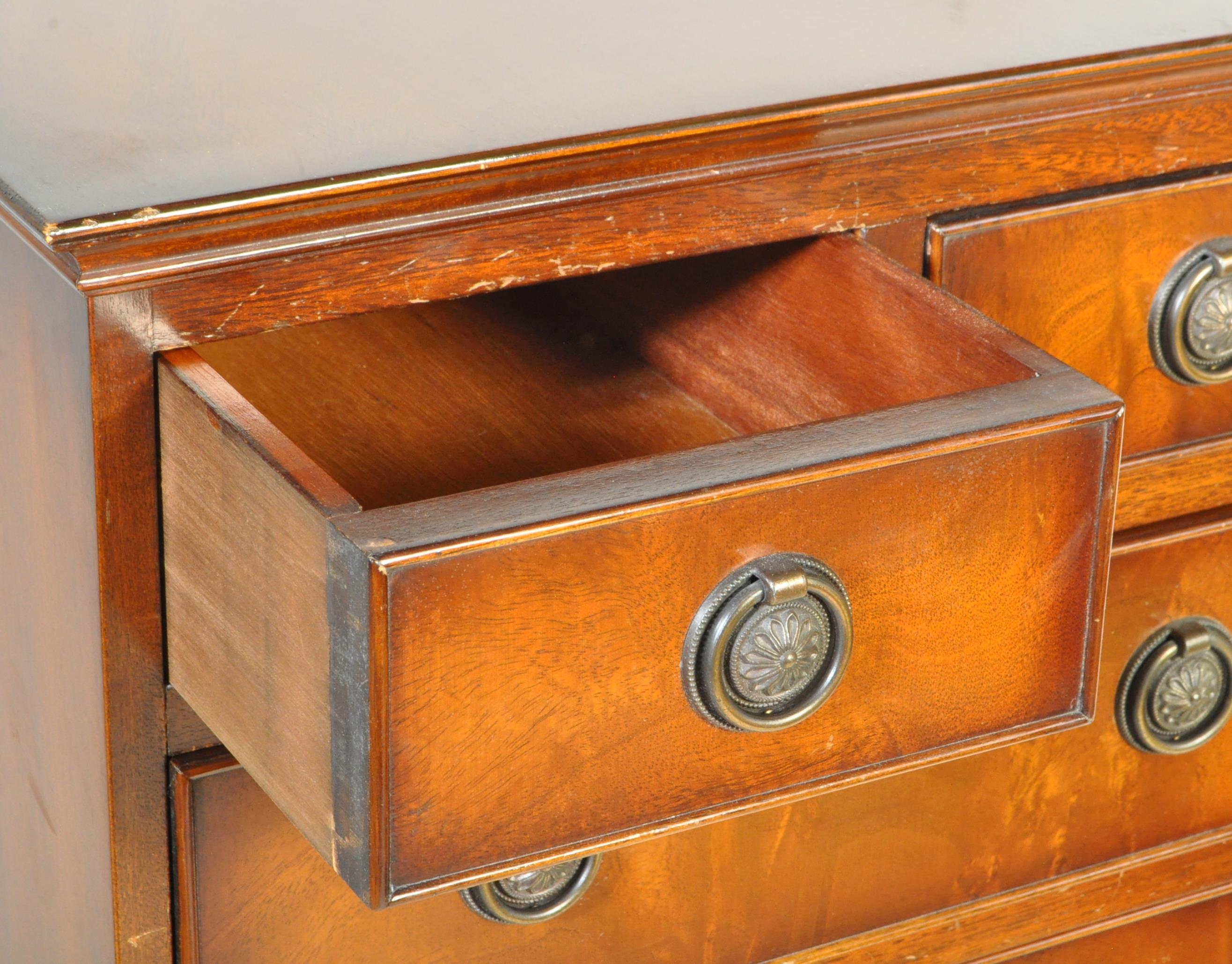 REGENCY REVIVAL PEDESTAL BACHELORS CHEST OF DRAWERS - Image 3 of 6