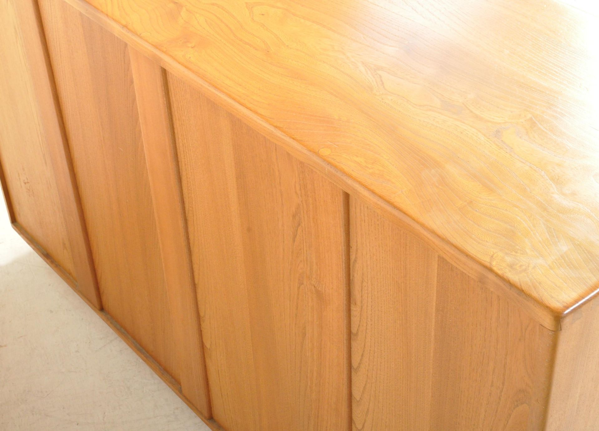 LUCIAN ERCOLANI ERCOL MODEL 366 BEECH AND ELM SIDEBOARD - Image 6 of 6