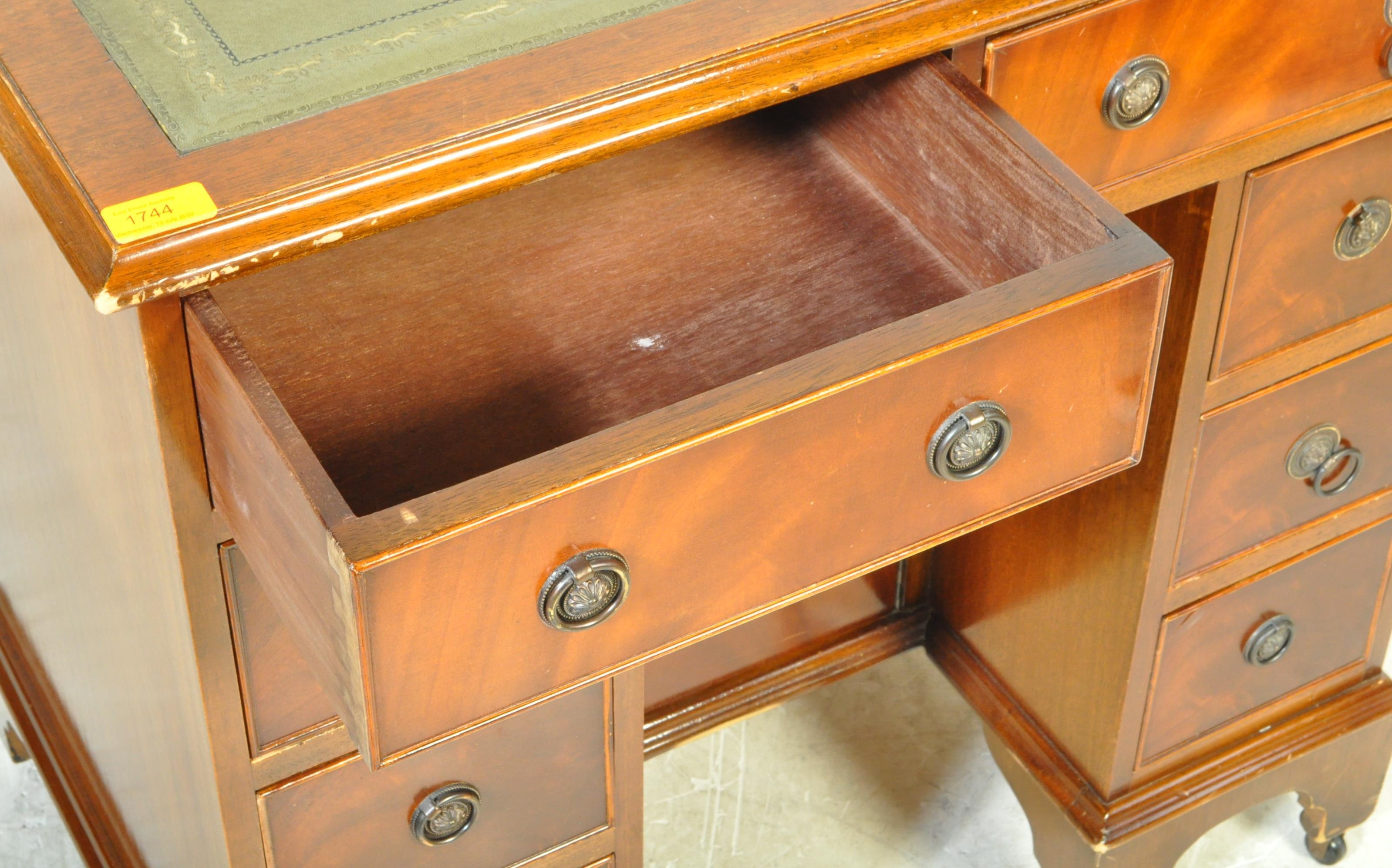 REGENCY REVIVAL MAHOGANY & LEATHER KNEEHOLE DESK - Image 3 of 5