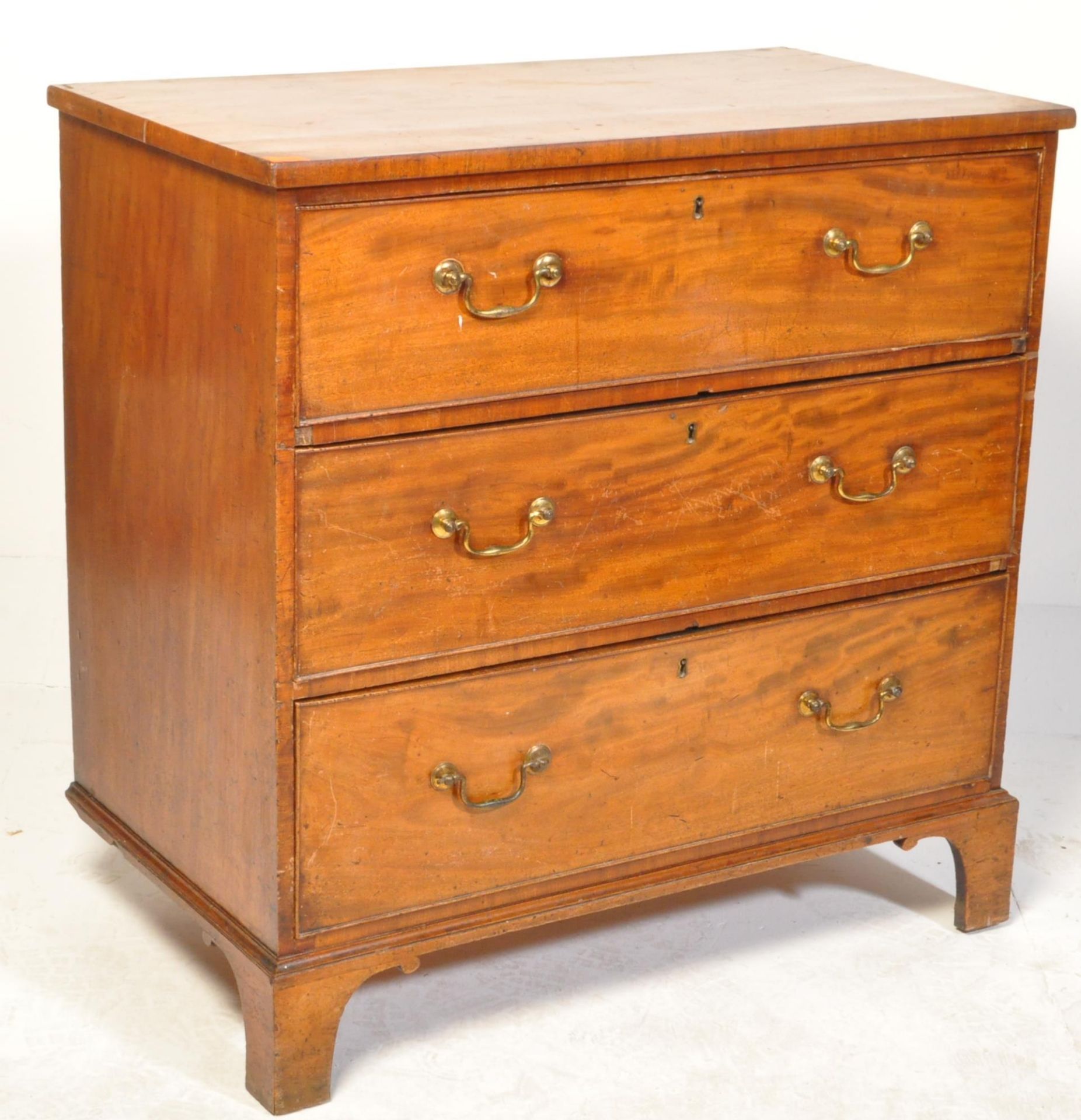 A GEORGE III MAHOGANY CHEST OF DRAWERS - Bild 2 aus 9