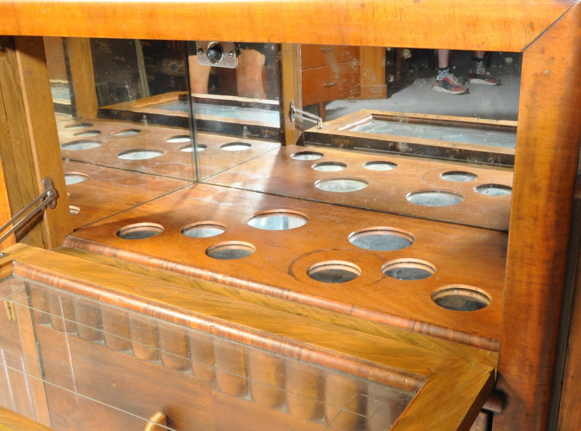 1930S ART DECO WALNUT COCKTAIL CABINET - Image 7 of 8