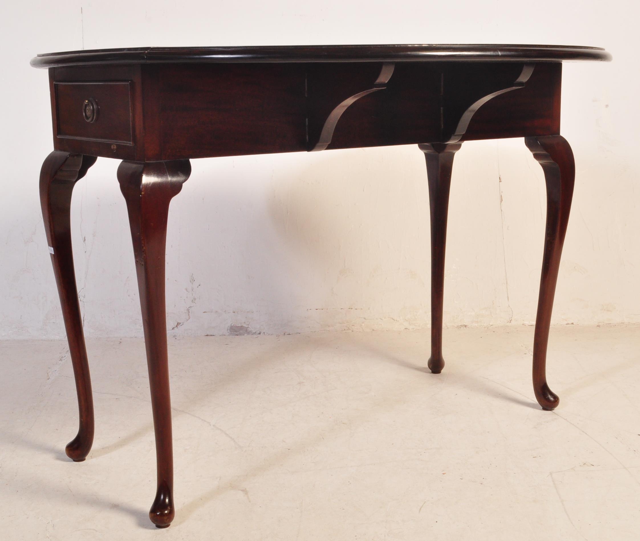 20TH CENTURY QUEEN ANNE REVIVAL AFRICAN MAHOGANY DINING TABLE & CHAIRS - Image 3 of 11