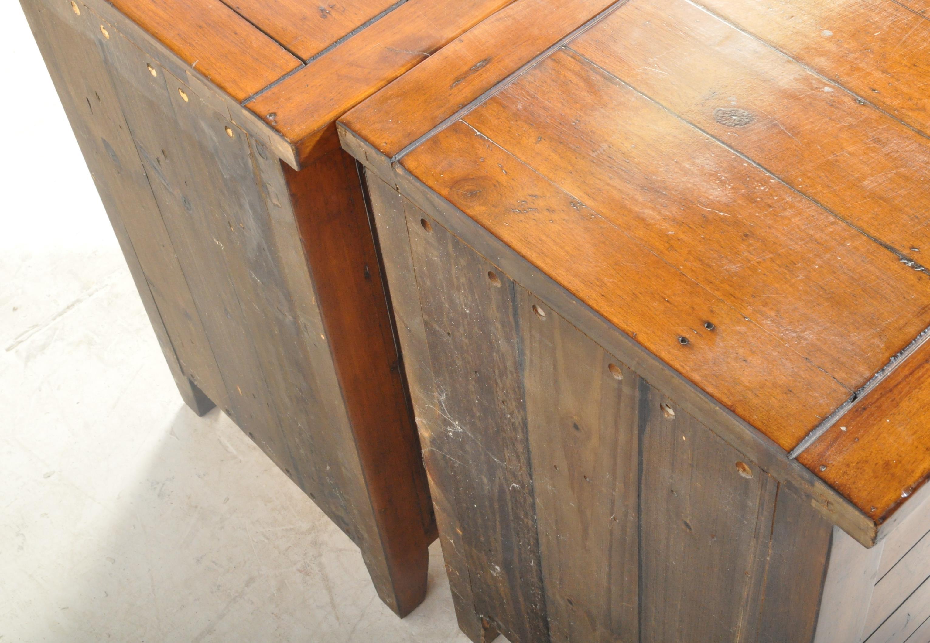 IRISH COAST PAIR OF HARDWOOD BEDSIDE CHESTS OF DRAWERS - Image 5 of 7