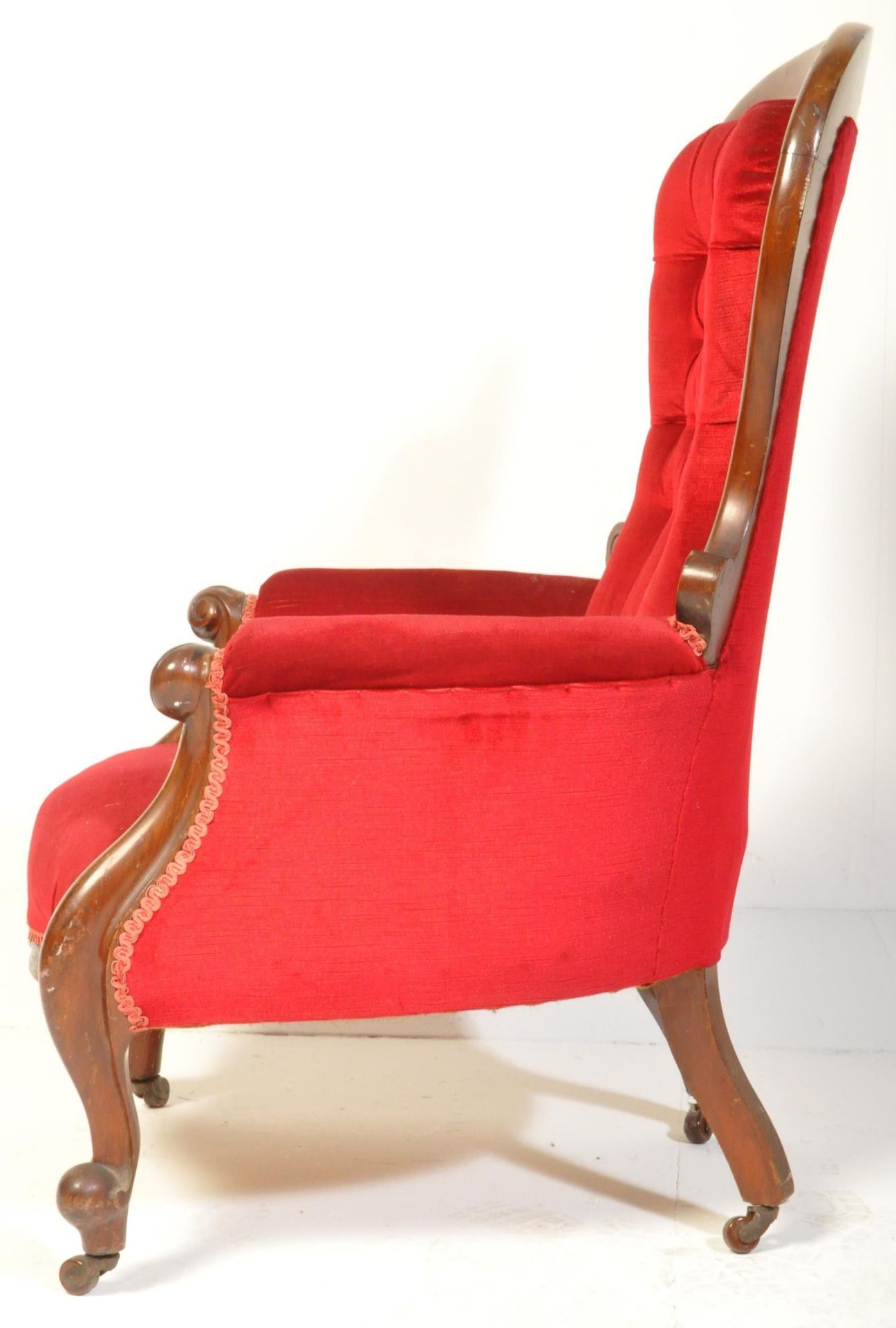 A VICTORIAN MAHOGANY UPHOLSTERED LIBRARY ARMCHAIR - Bild 5 aus 6