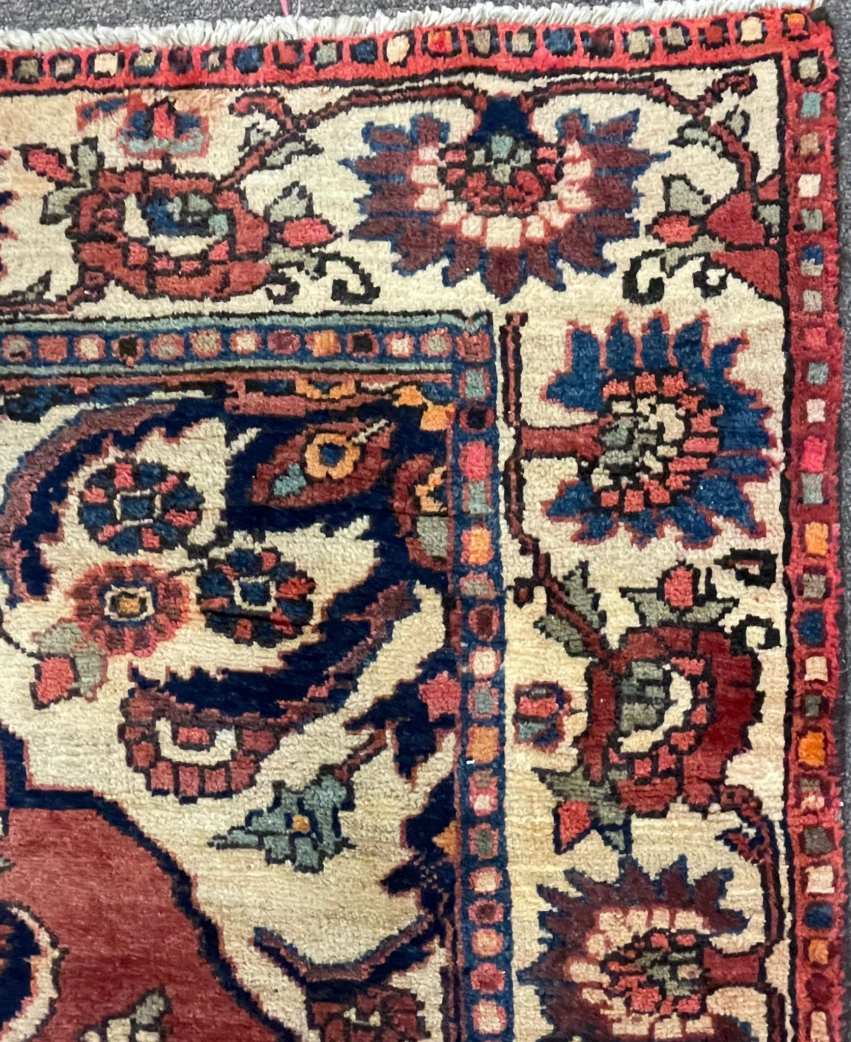 A MID CENTURY ISLAMIC PERSIAN BAKHTIAR KELLEH RUG - Image 3 of 5