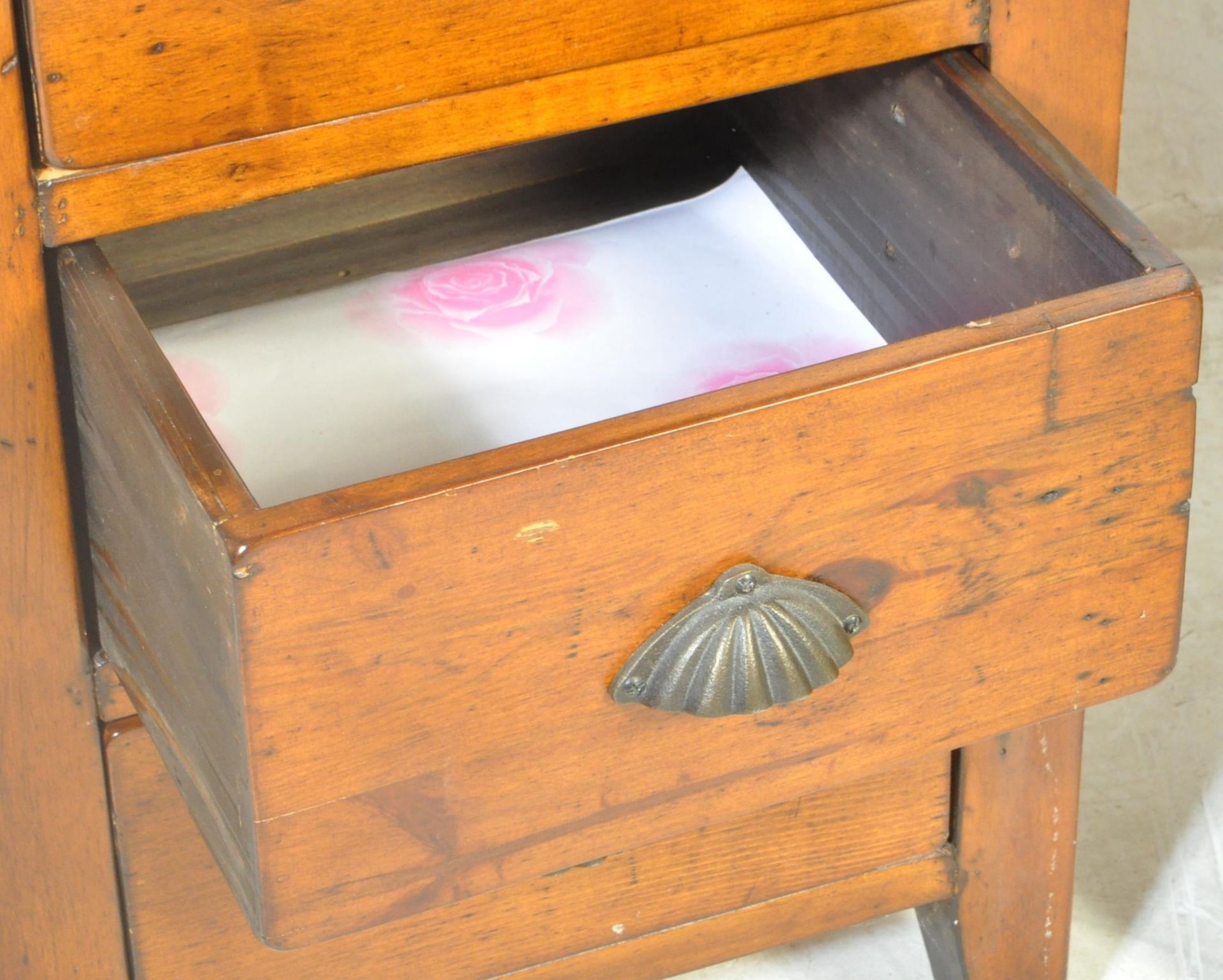 IRISH COAST PAIR OF HARDWOOD BEDSIDE CHESTS OF DRAWERS - Image 3 of 7