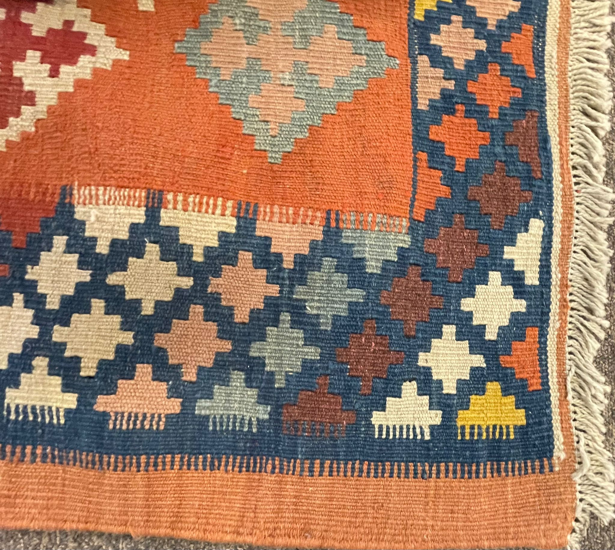 20TH CENTURY PERSIAN ISLAMIC QASHGAI KILIM RUG - Image 3 of 4