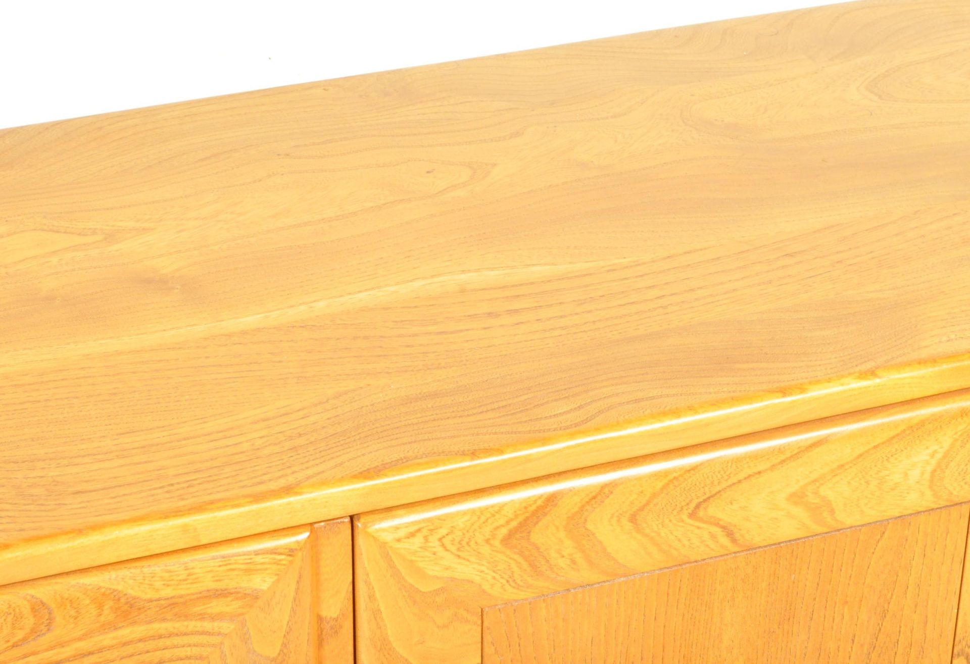 LUCIAN ERCOLANI ERCOL MODEL 366 BEECH AND ELM SIDEBOARD - Image 2 of 6