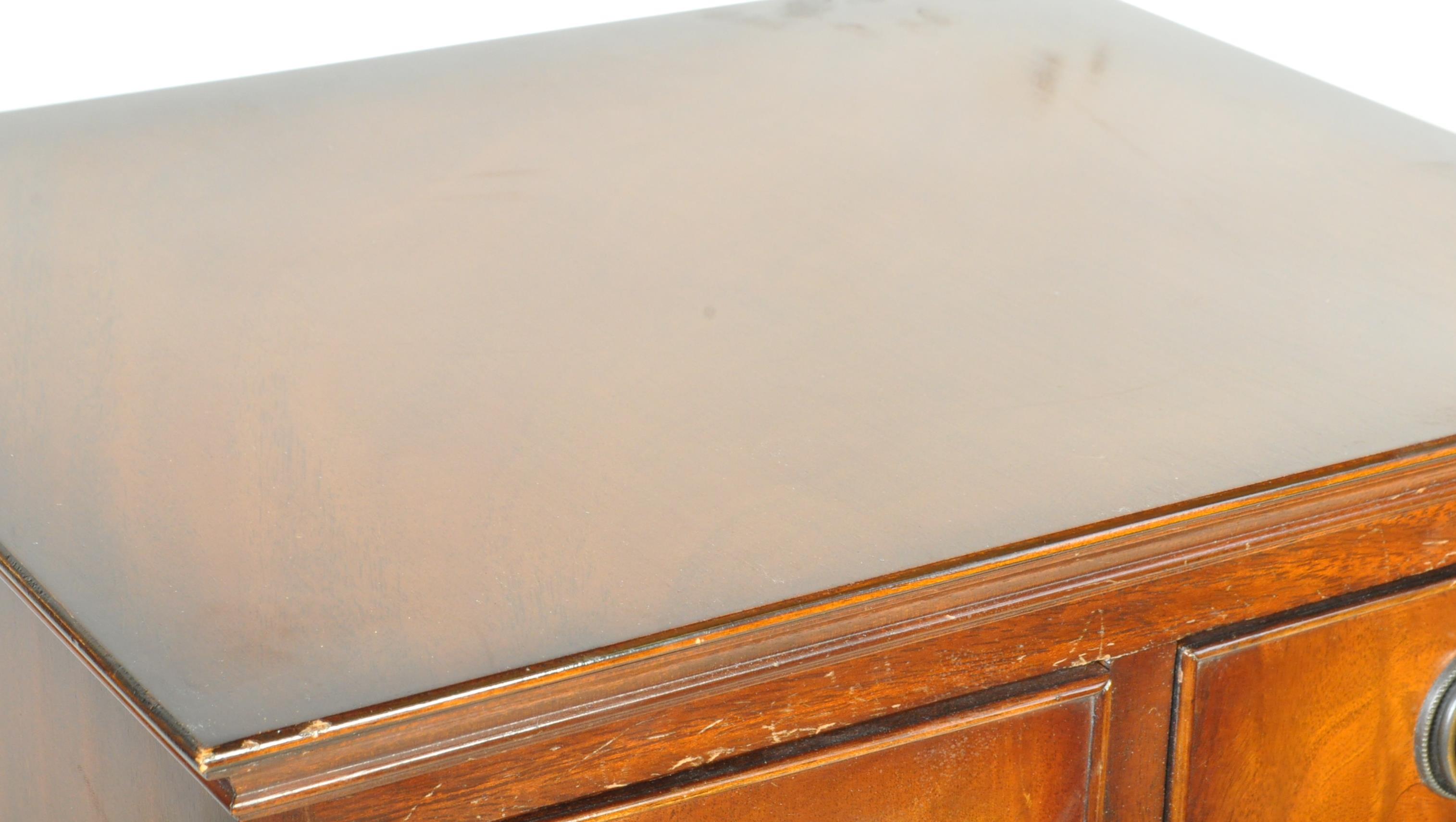 REGENCY REVIVAL PEDESTAL BACHELORS CHEST OF DRAWERS - Image 2 of 6