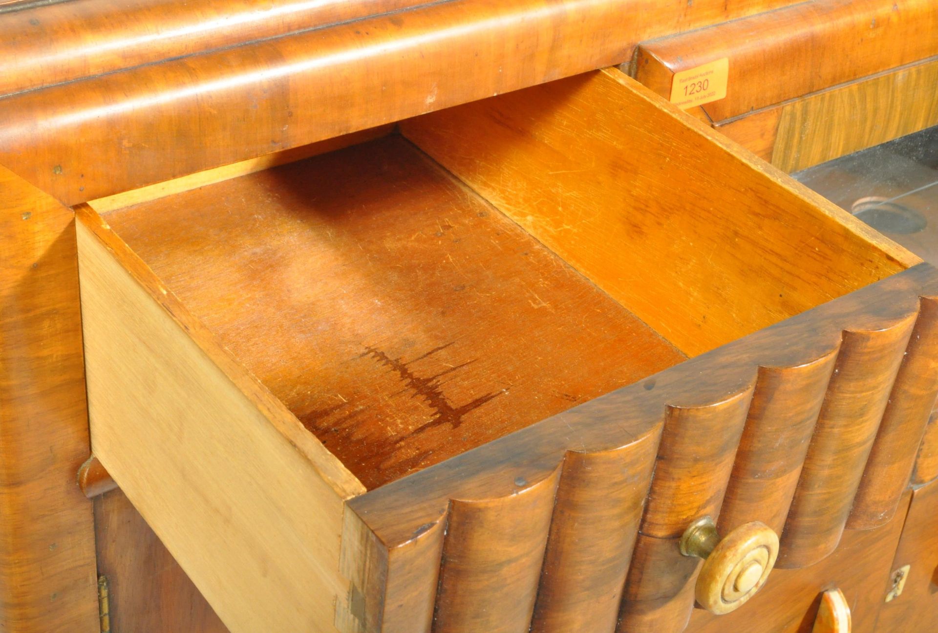 1930S ART DECO WALNUT COCKTAIL CABINET - Image 4 of 8