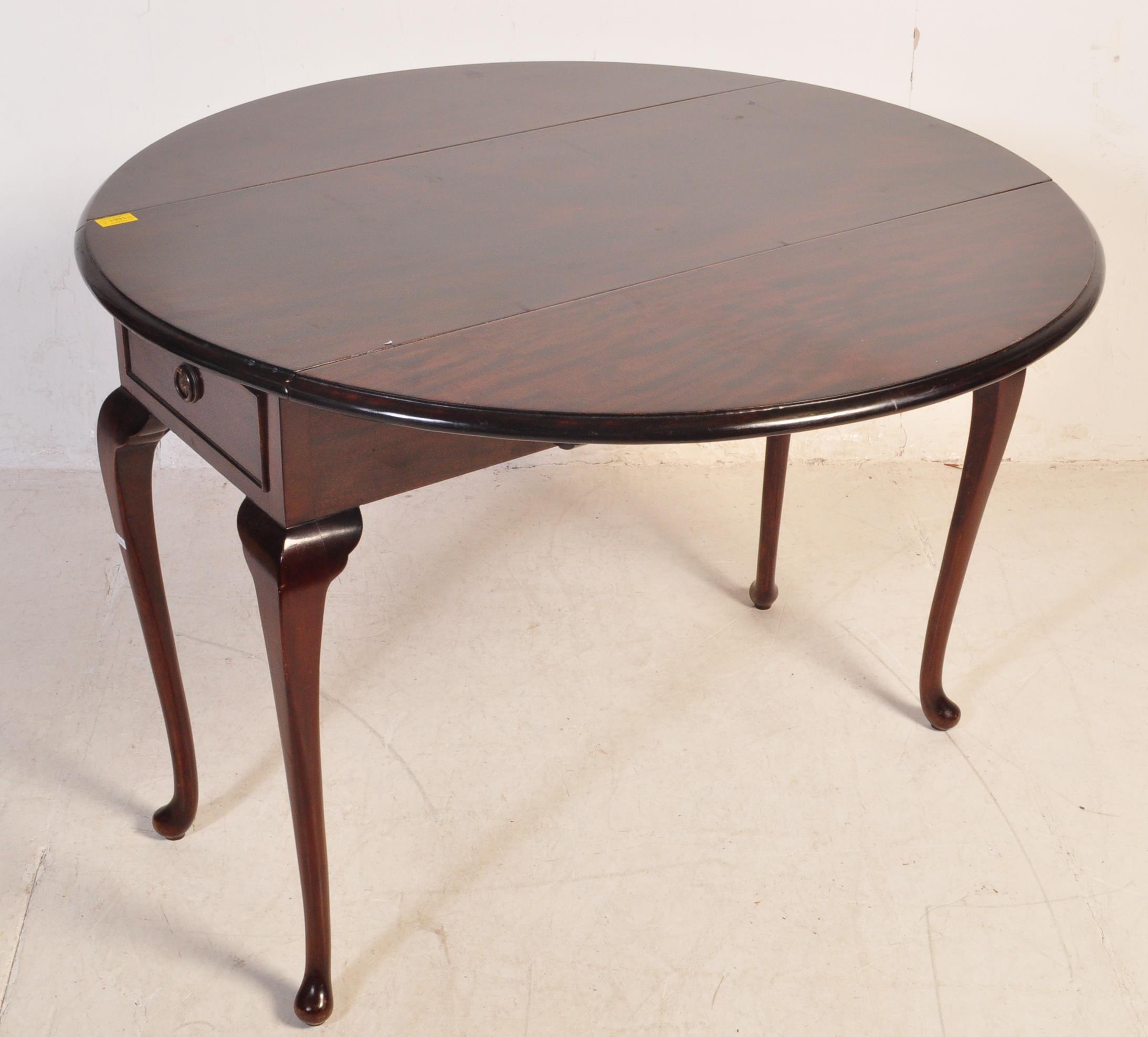 20TH CENTURY QUEEN ANNE REVIVAL AFRICAN MAHOGANY DINING TABLE & CHAIRS - Image 4 of 11