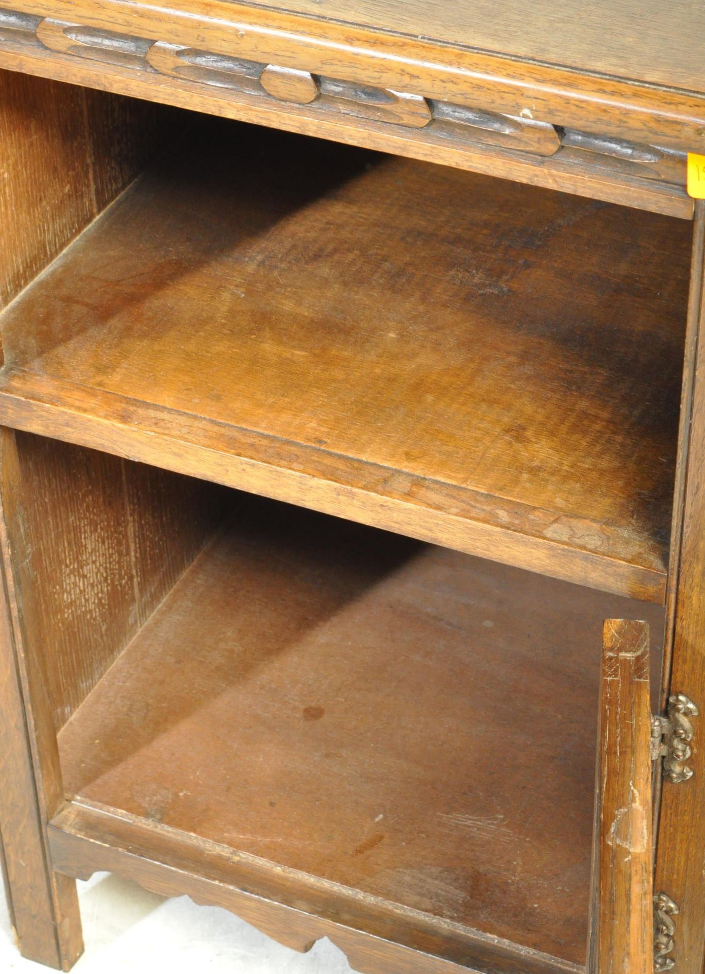 VINTAGE JACOBEAN REVICAL OAK DRESSING TABLE & BEDSIDE CABINETS - Image 6 of 6