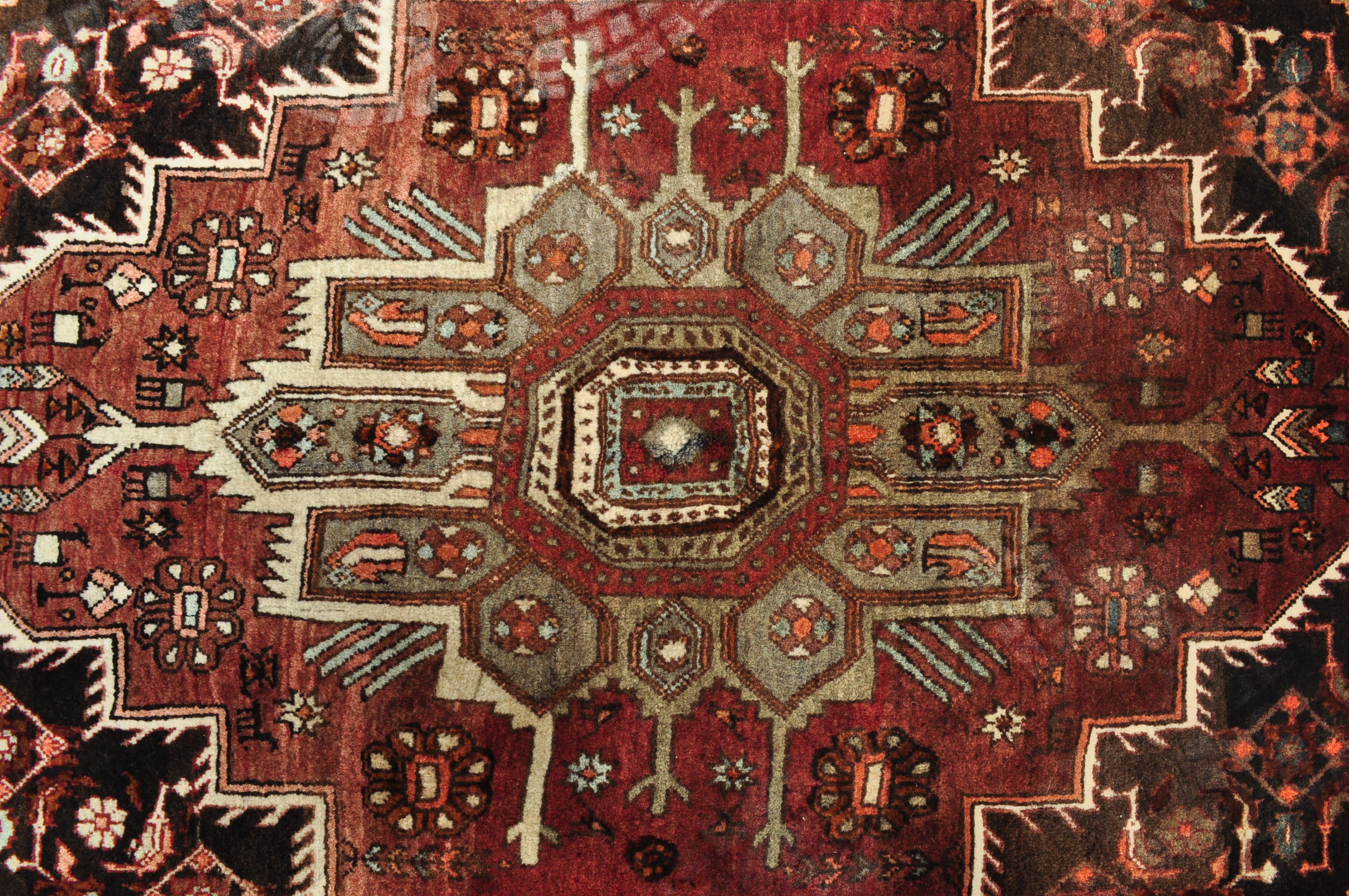 MID 20TH CENTURY PERSIAN ISLAMIC THICK PILE RUG - Image 4 of 6