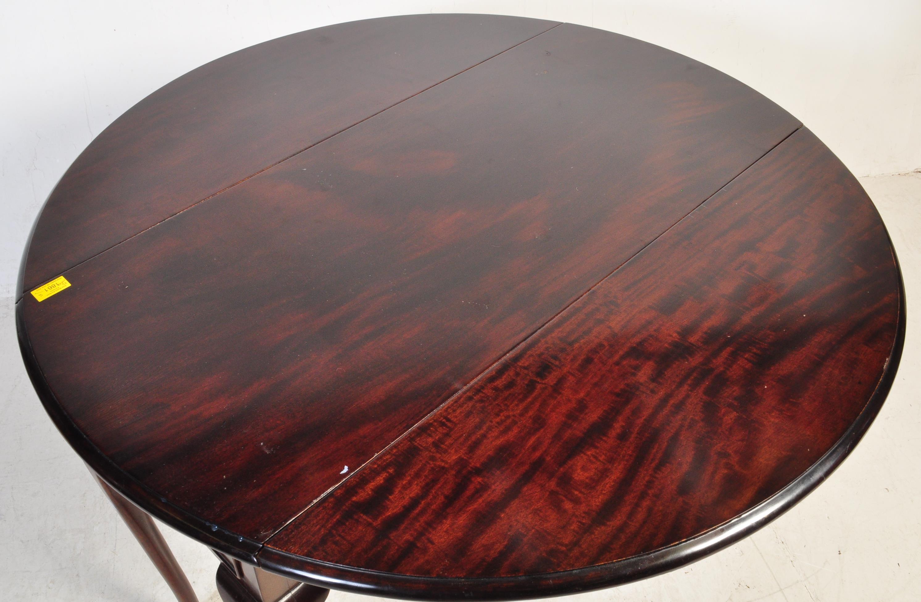 20TH CENTURY QUEEN ANNE REVIVAL AFRICAN MAHOGANY DINING TABLE & CHAIRS - Image 5 of 11