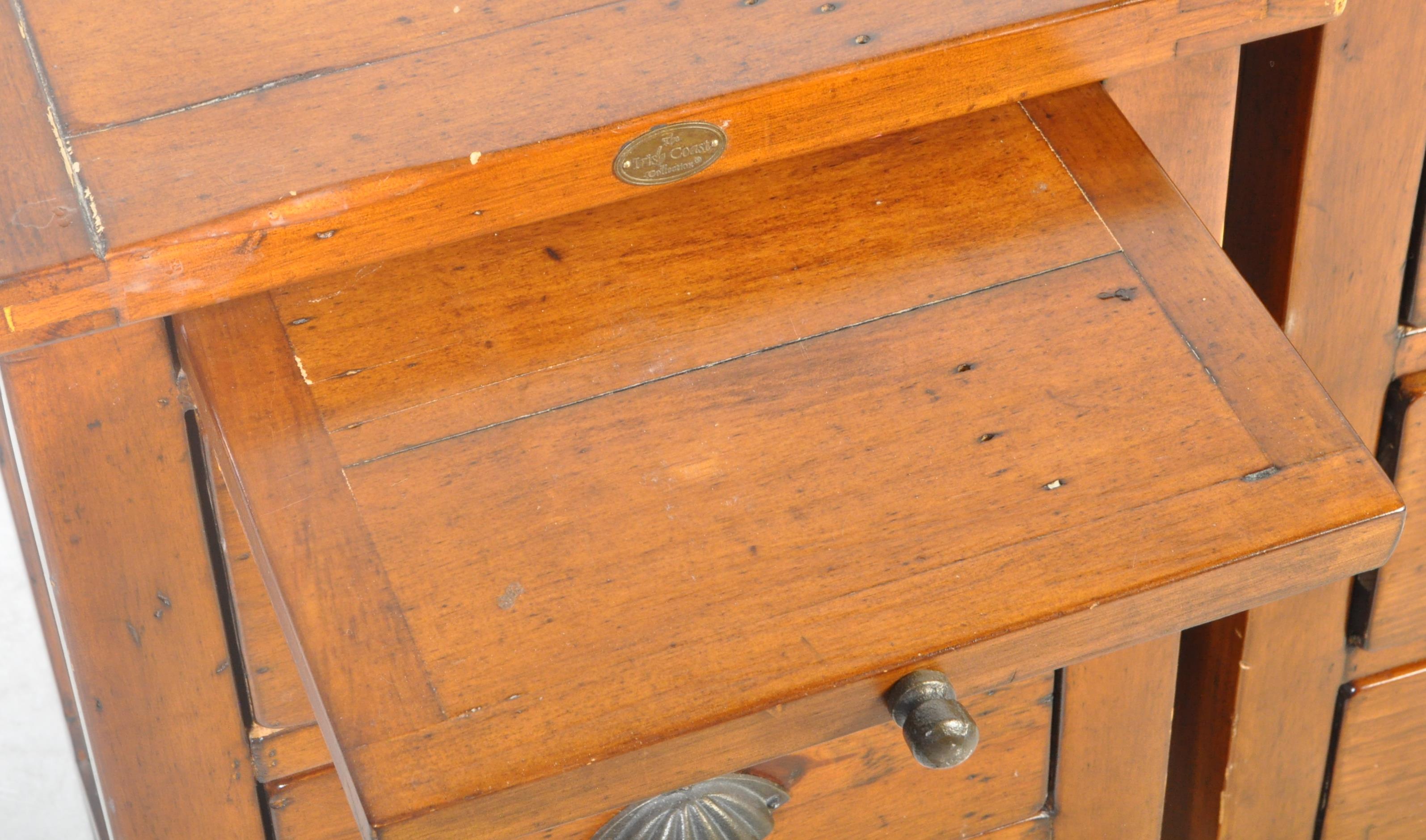 IRISH COAST PAIR OF HARDWOOD BEDSIDE CHESTS OF DRAWERS - Image 6 of 7