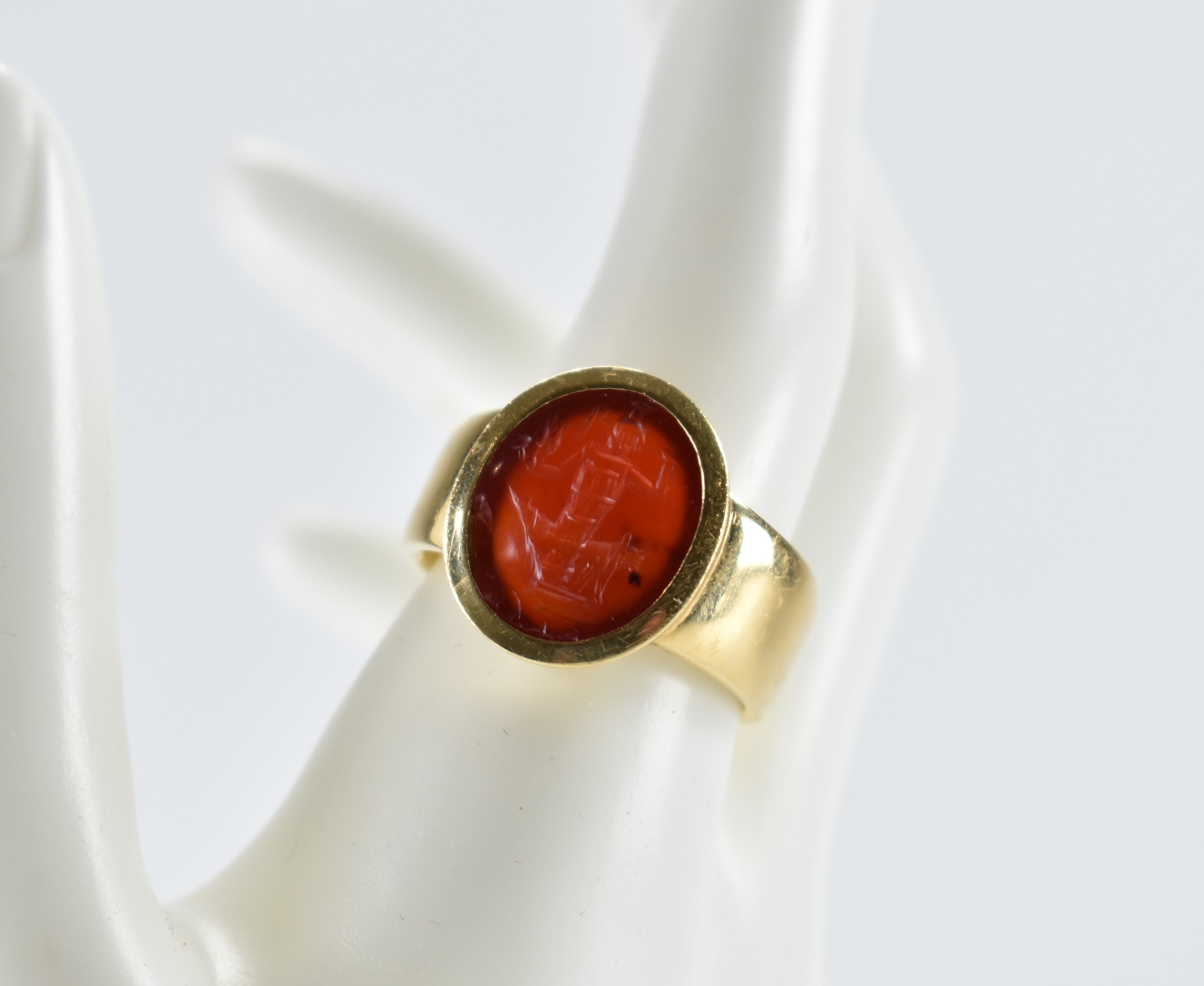 18CT GOLD & CARNELIAN SIGNET RING - Image 7 of 7