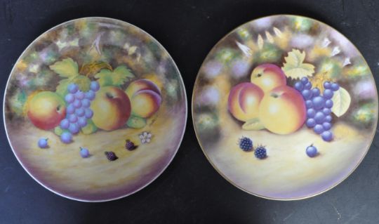 PAIR OF 1970S HENWICK J. BUTTERFIELD PLATES