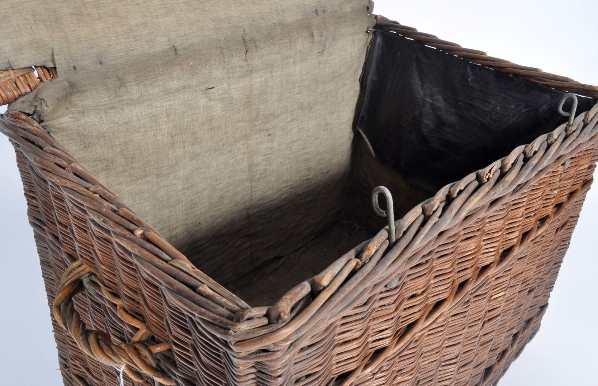 LARGE EARLY 20TH CENTURY WICKER LAUNDRY BASKET - Bild 4 aus 4