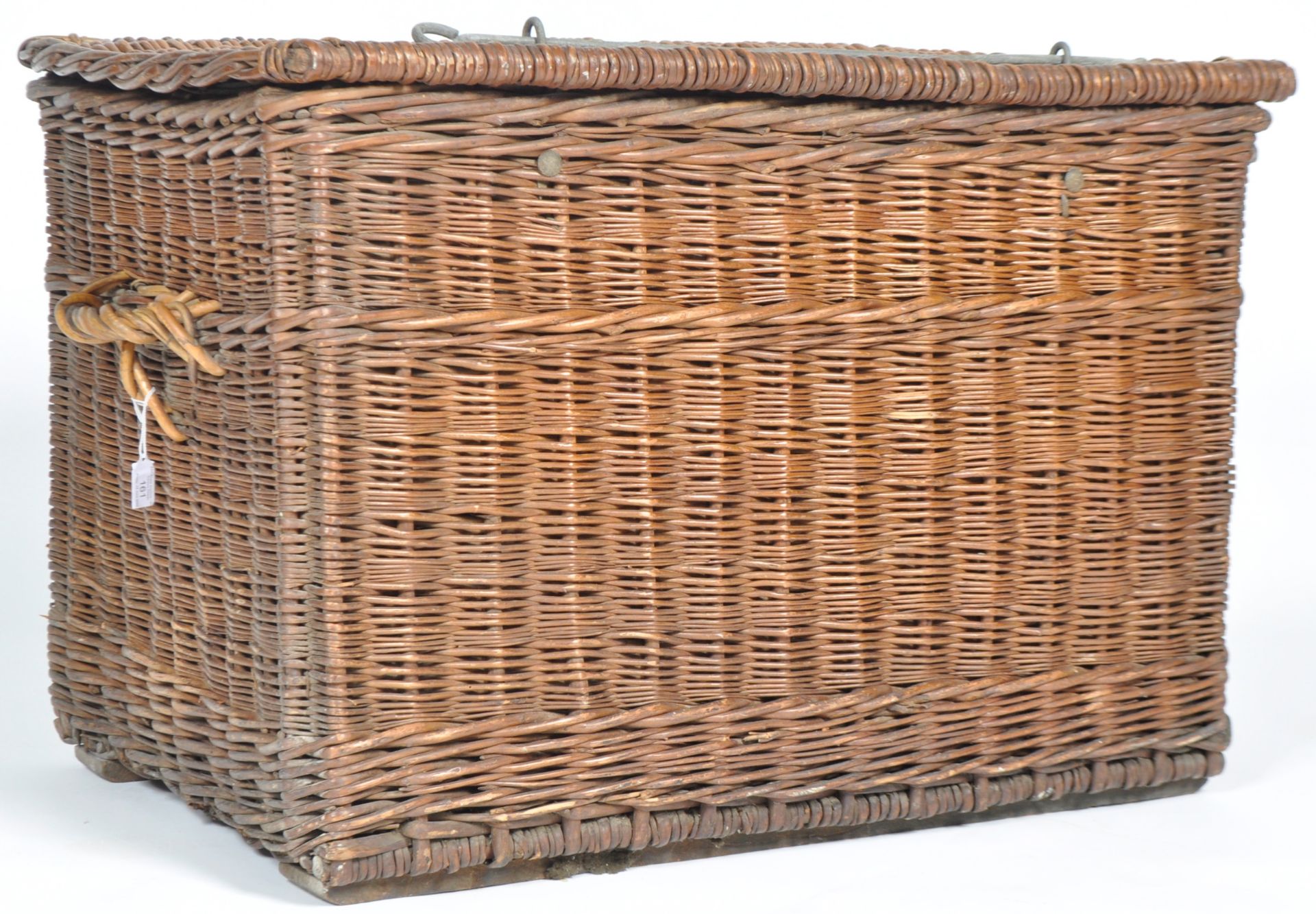 LARGE EARLY 20TH CENTURY WICKER LAUNDRY BASKET