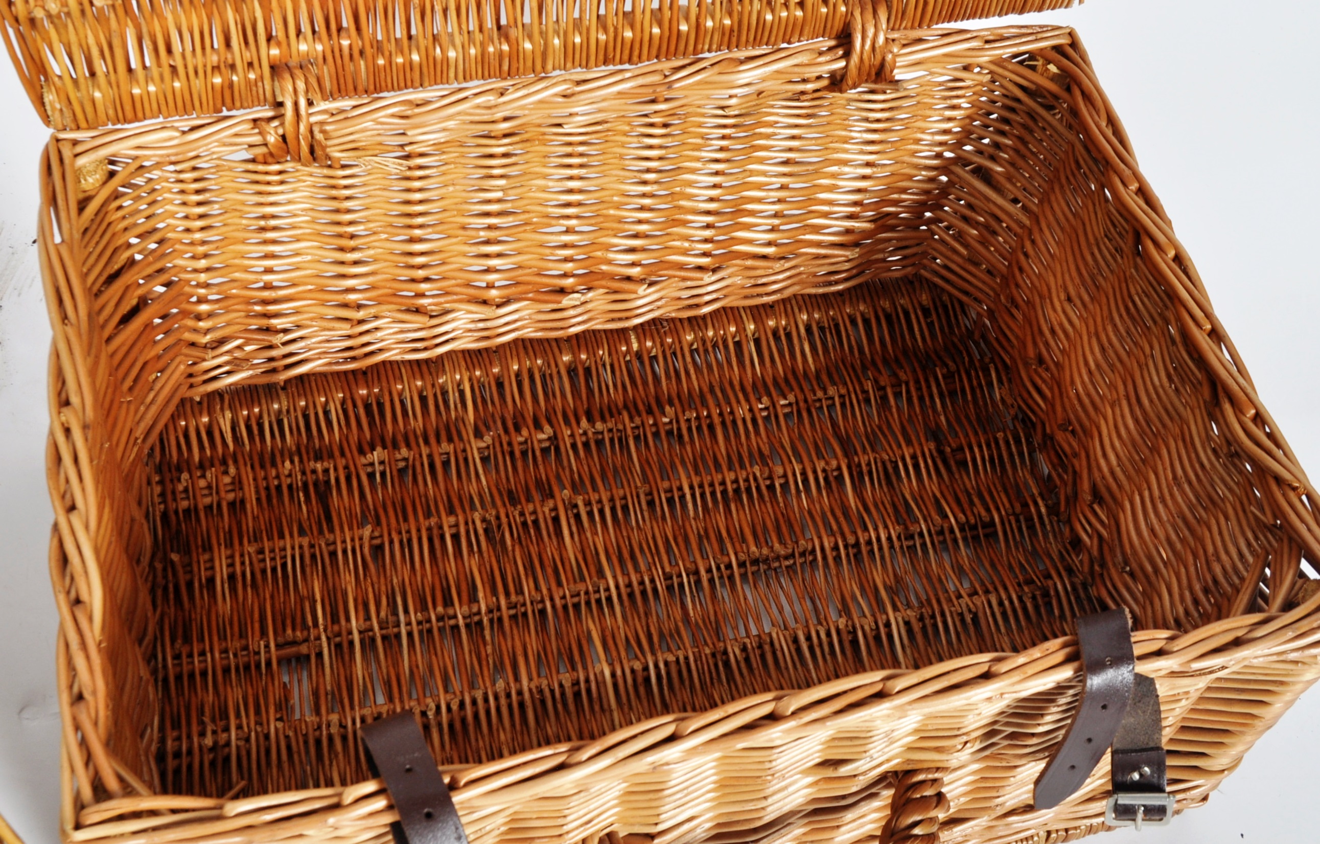 BREXTON MID 20TH CENTURY WICKER PICNIC HAMPER - Image 6 of 7