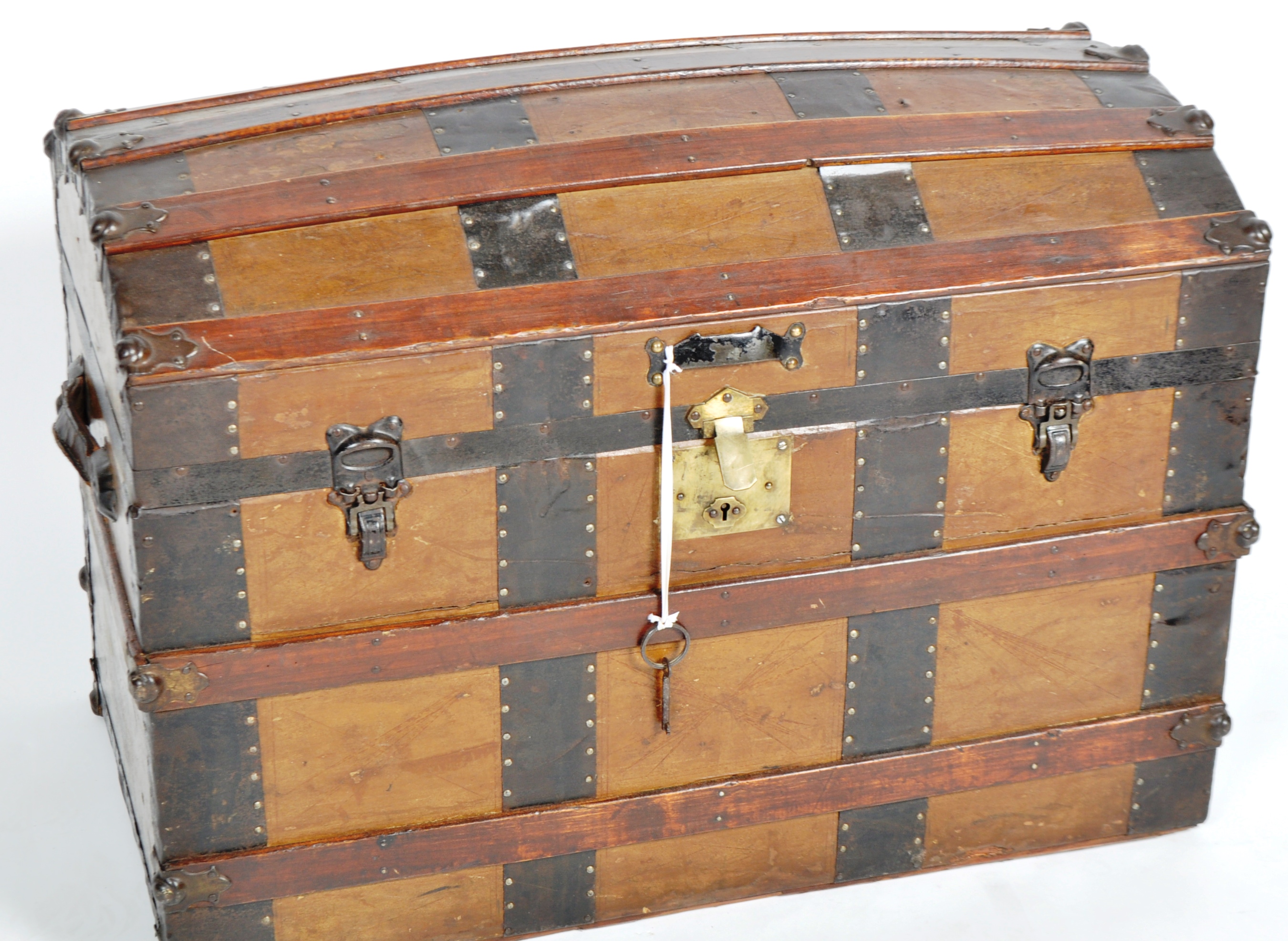 19TH CENTURY VICTORIAN BRASS AND LEATHER STEAMER TRUNK - Image 2 of 6