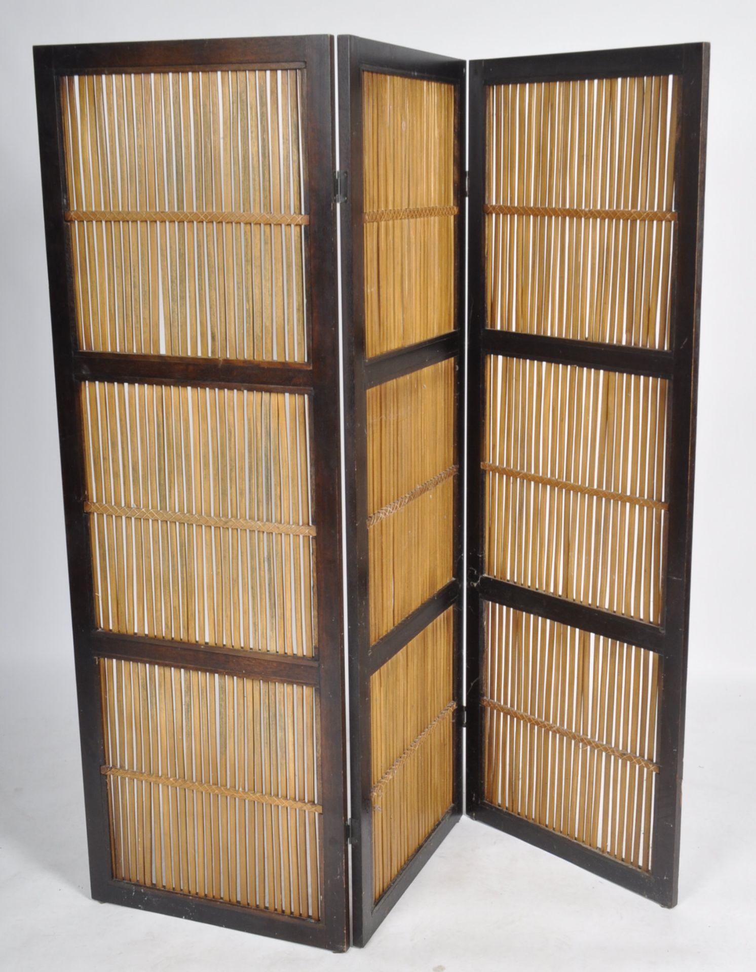 RETRO MID CENTURY TEAK AND BAMBOO THREE PANEL SCREEN - Image 2 of 9