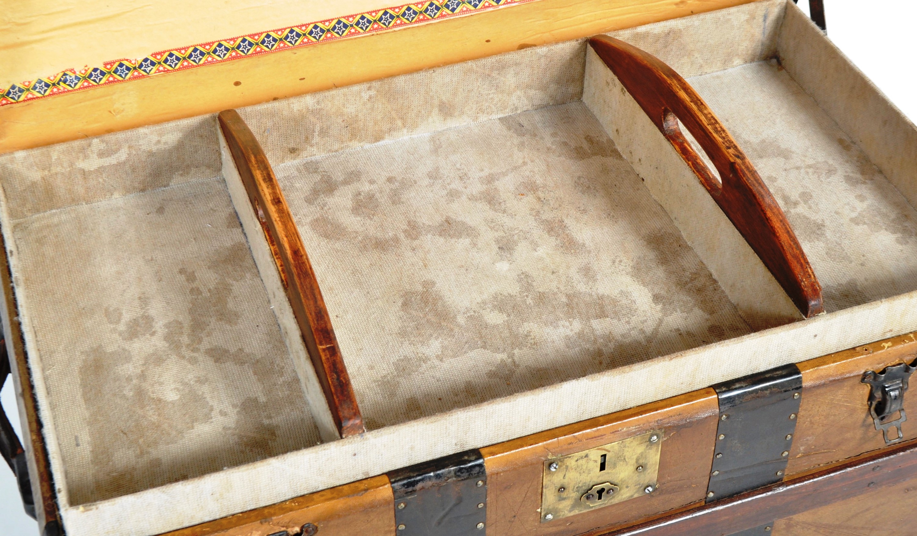 19TH CENTURY VICTORIAN BRASS AND LEATHER STEAMER TRUNK - Image 5 of 6