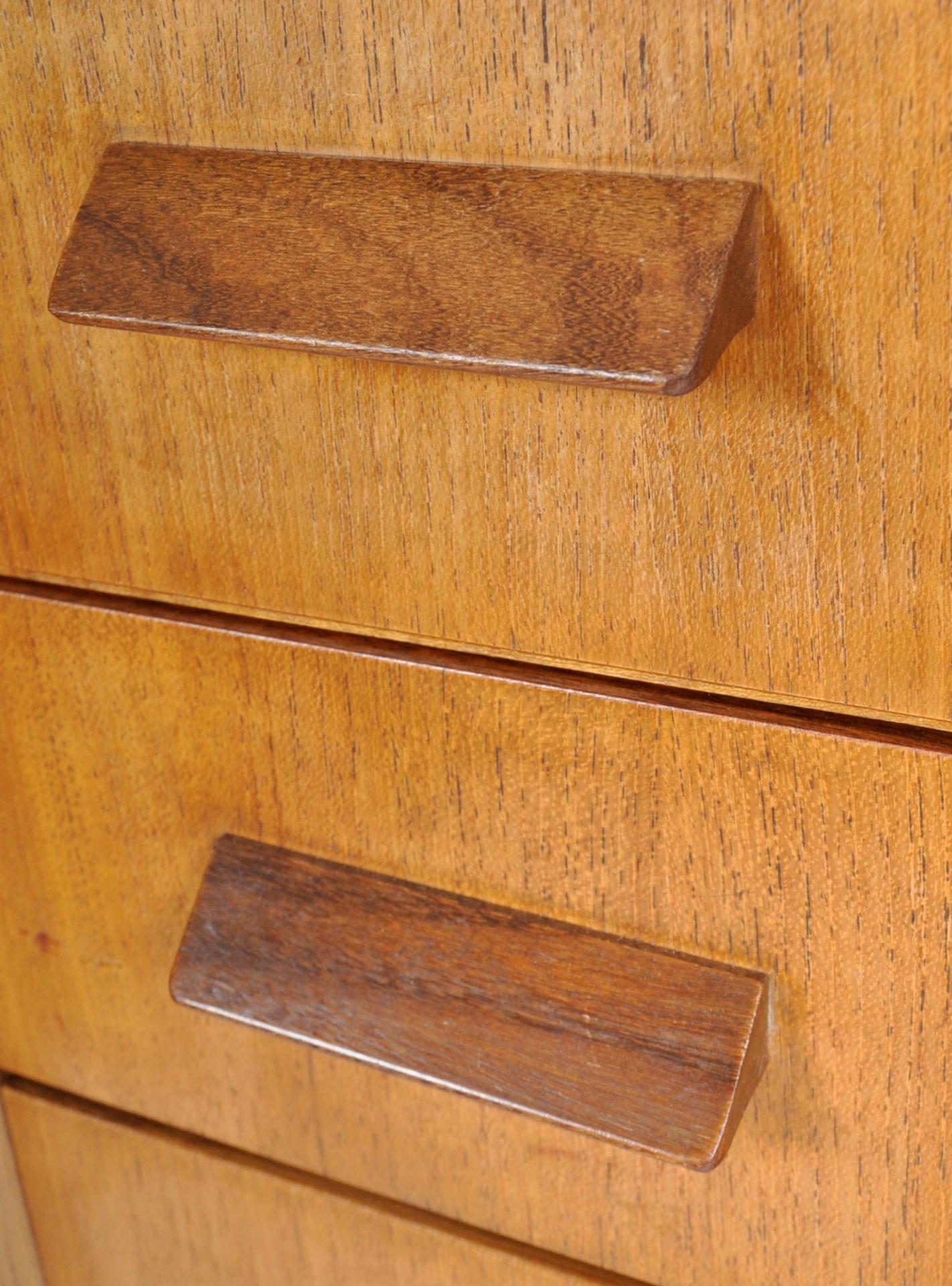 RICHARD YOUNG FOR G PLAN - MID CENTURY TEAK CHEST OF DRAWERS - Image 5 of 8