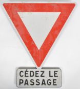 FRENCH ROAD SIGN - CEDEZ LE PASSAGE