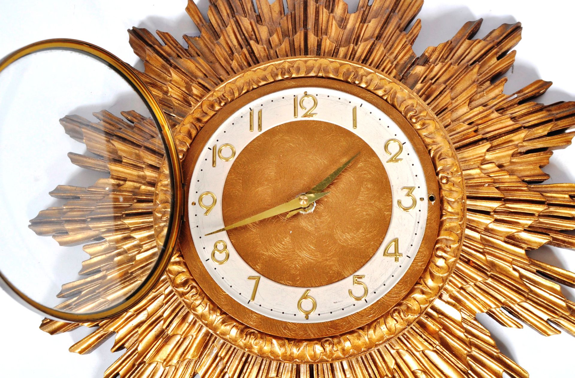 VINTAGE 20TH CENTURY ART DECO INFLUENCED SUNBURST CLOCK - Image 3 of 4