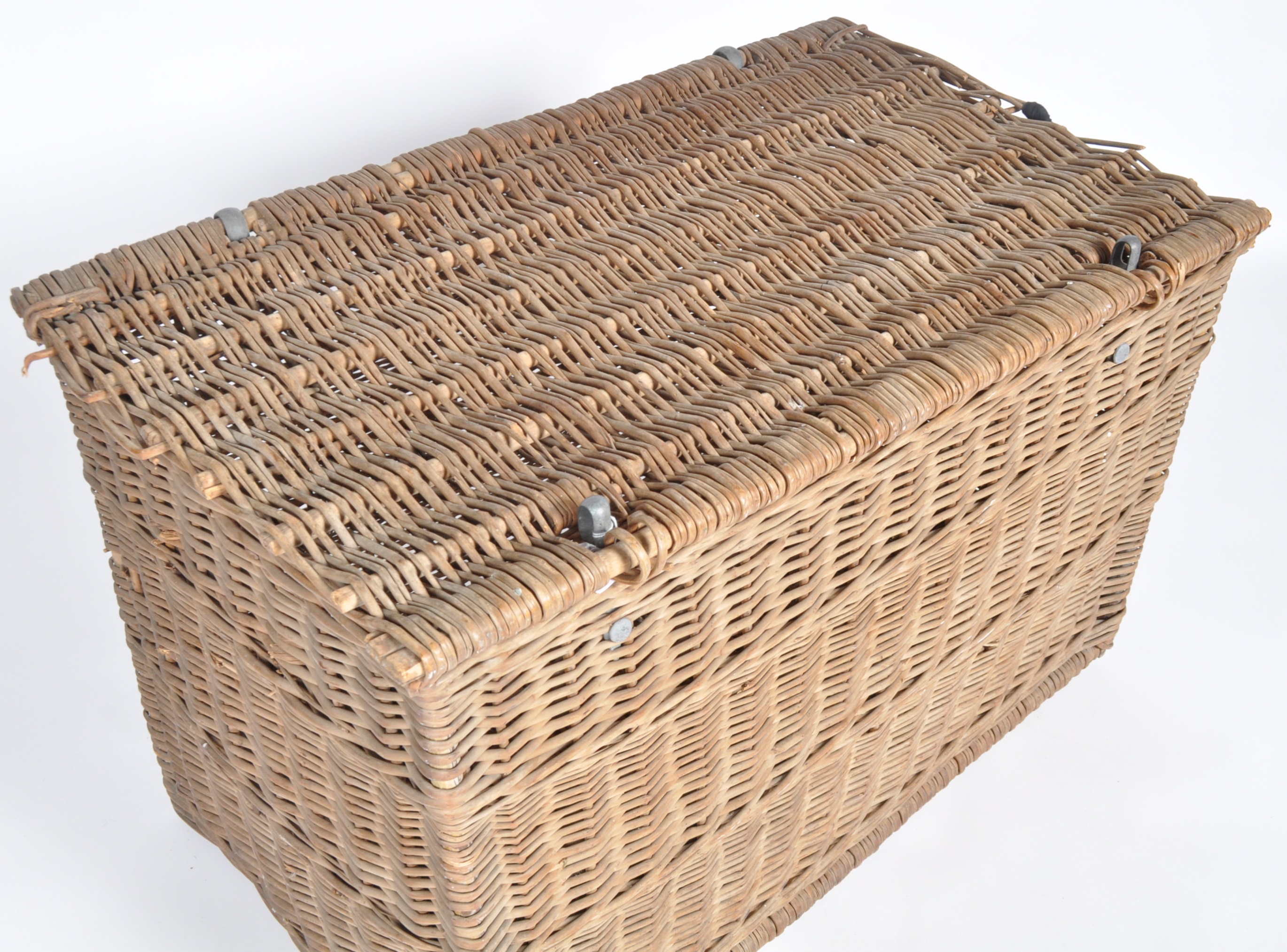 LARGE EARLY 20TH CENTURY WICKER BASKET - Image 3 of 5