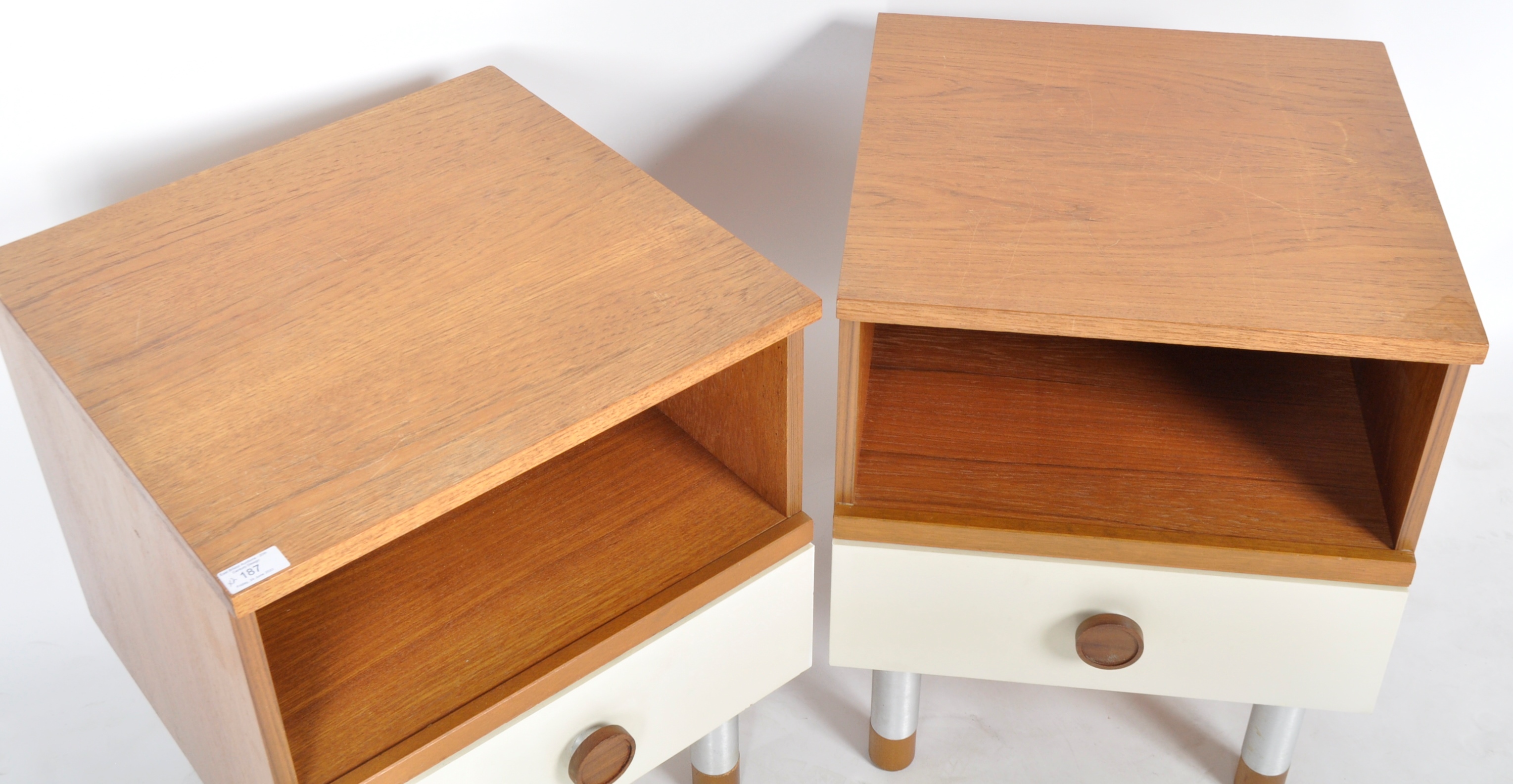 MATCHING PAIR OF RETRO BRITISH DESIGN BEDSIDE TABLES - Image 3 of 5