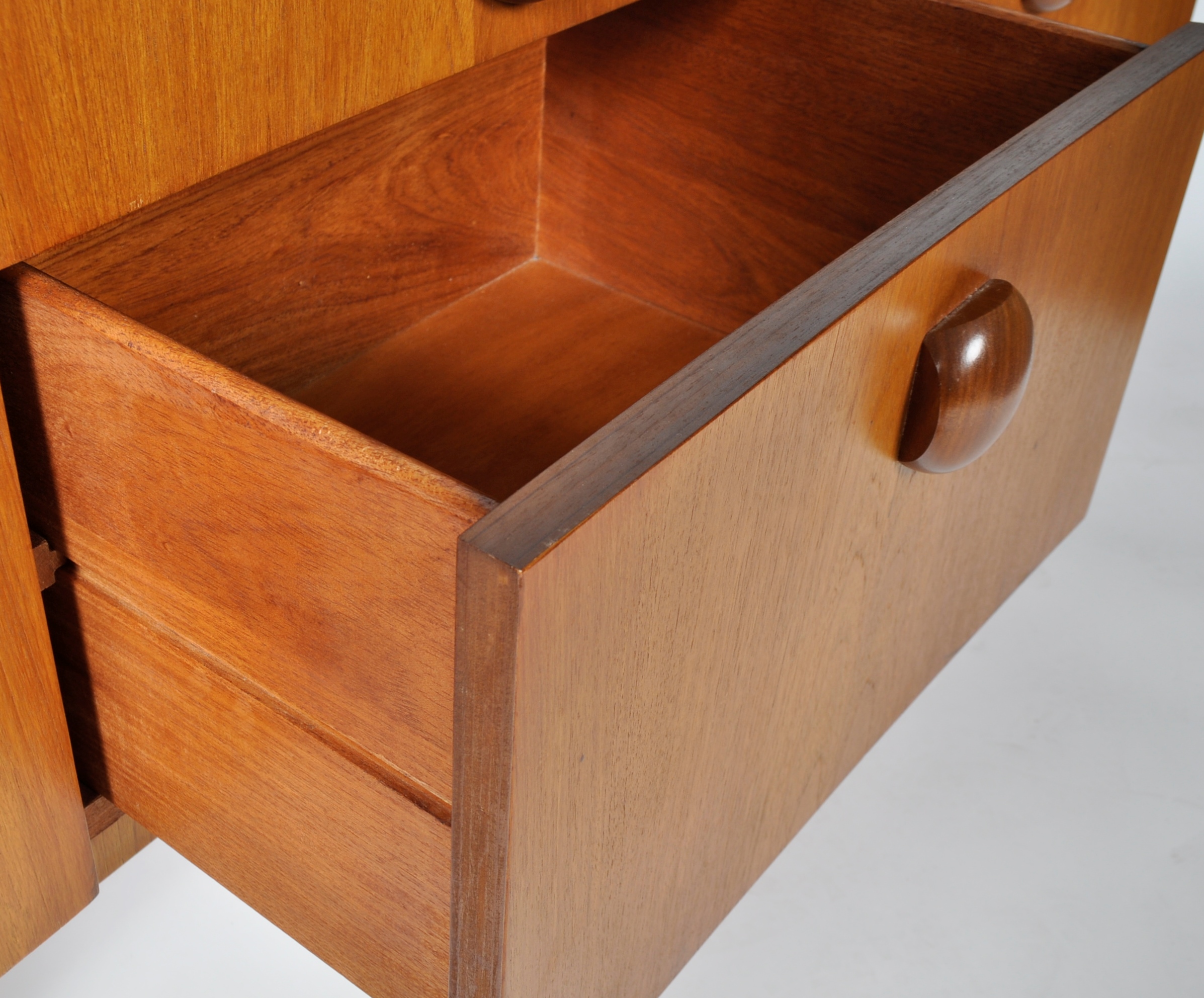 ELLIOTTS OF NEWBURY - RETRO TEAK SIDEBOARD CREDENZA - Image 5 of 6